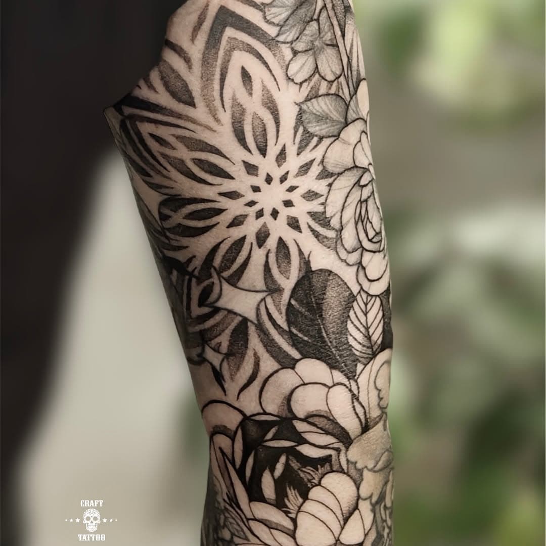 Rękaw wykonywany uprzednio  przez 2 studia , ostatecznie klientka trafiła do @olatattooart,  która zaproponowała wypełnienie luk mandalami oraz kwiatami 🌸

Zapraszamy do Oli 

#tattoo #tattooartist #mandalatattoo #dotwork #dotworktattoo #polandtattoos