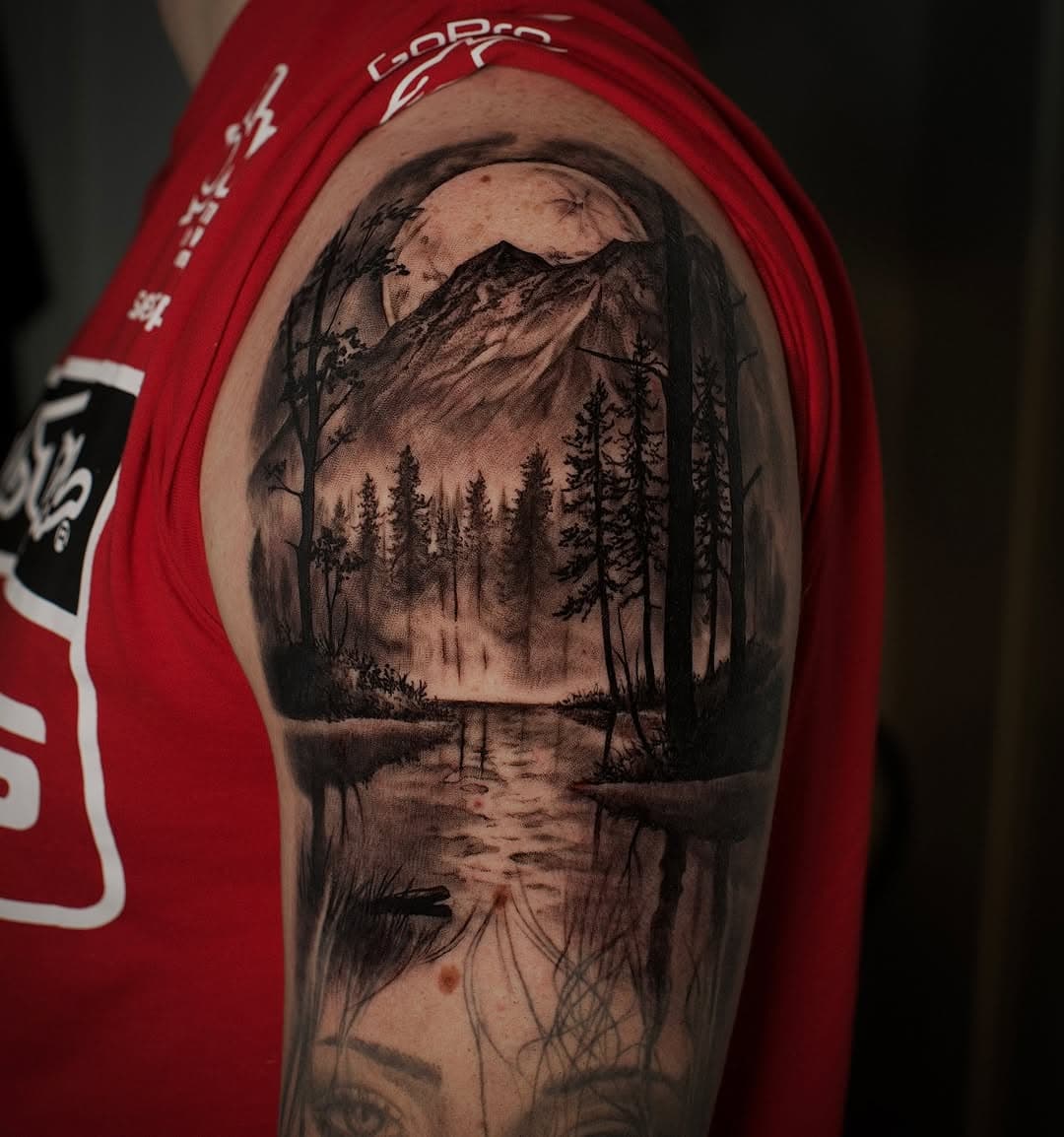 ⛰️🌲 #black #blackandgreytattoo #bnginksociety #inkeeze #officialswedishink #stencilstuff #eternalink #tattoo #pantheraink #tattoos #tattooed #tattooart #tattooartist #ink #backpiece #borås #meathouse #realistic #realism #realistictattoo