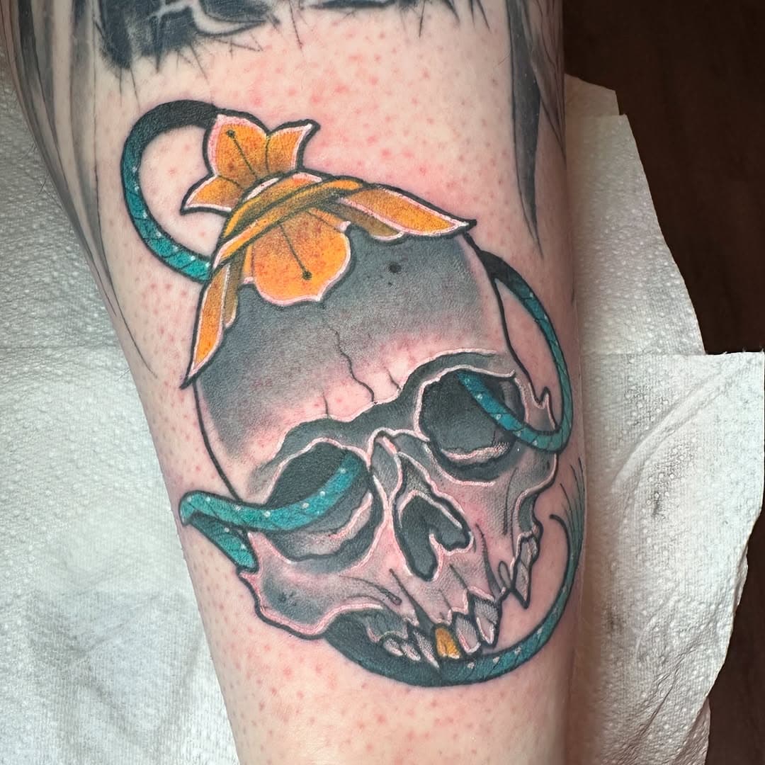 Skull bauble done this morning from my pre drawn flash.

Thank you Daniel for travelling down to get this one done!

Proudly sponsored by @butterluxe_uk / @tattooeverythingsupplies