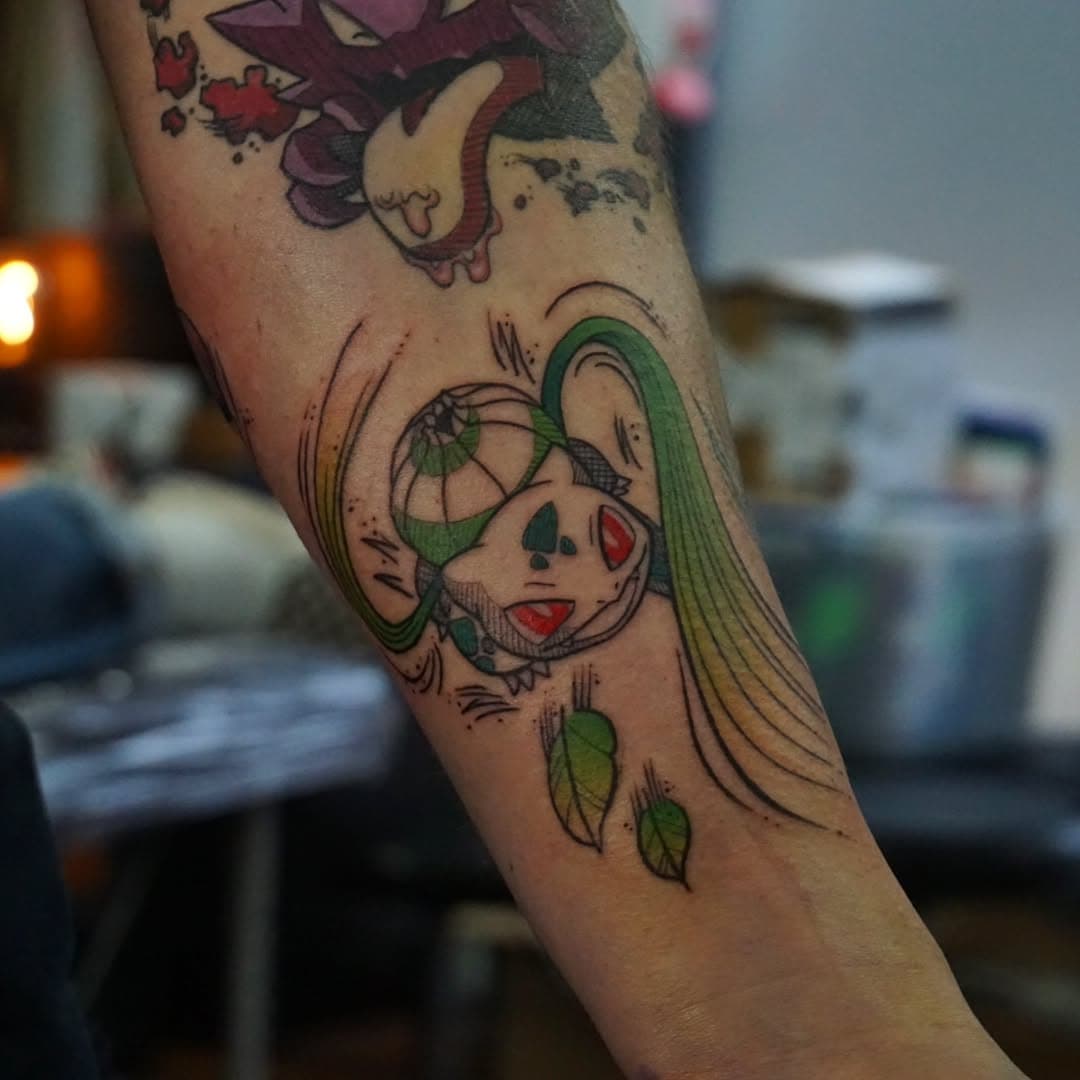 🍃》B U L B A S A U R《🍃
__
Added the final Pokemon to Lukes arm, Loved doing this part etching part colour pokemon sleeve! Still have some fillers to do similar to the Ultra ball here!
Can't wait!
__
To book in or enquire dm or email
📧 Downertattooer@gmail.com