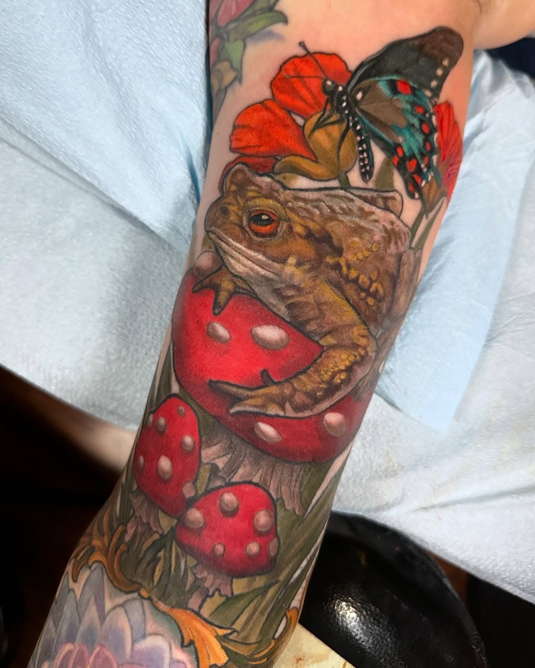The toads name is Mr. Worldwide, according to Jessica's daughter, and who am I to refute that?
Chipping away at her sleeve that's all about the little things in nature we sometimes forget to stop and appreciate. 

#tattoosbykatecrane #direwolftattoostudio #thousandoakstattooartist #stencilstuff #neumatattoomachines #naturetattoo #toads #toadtattoo #mushroomtattoo #butterflytattoo #thelittlethings