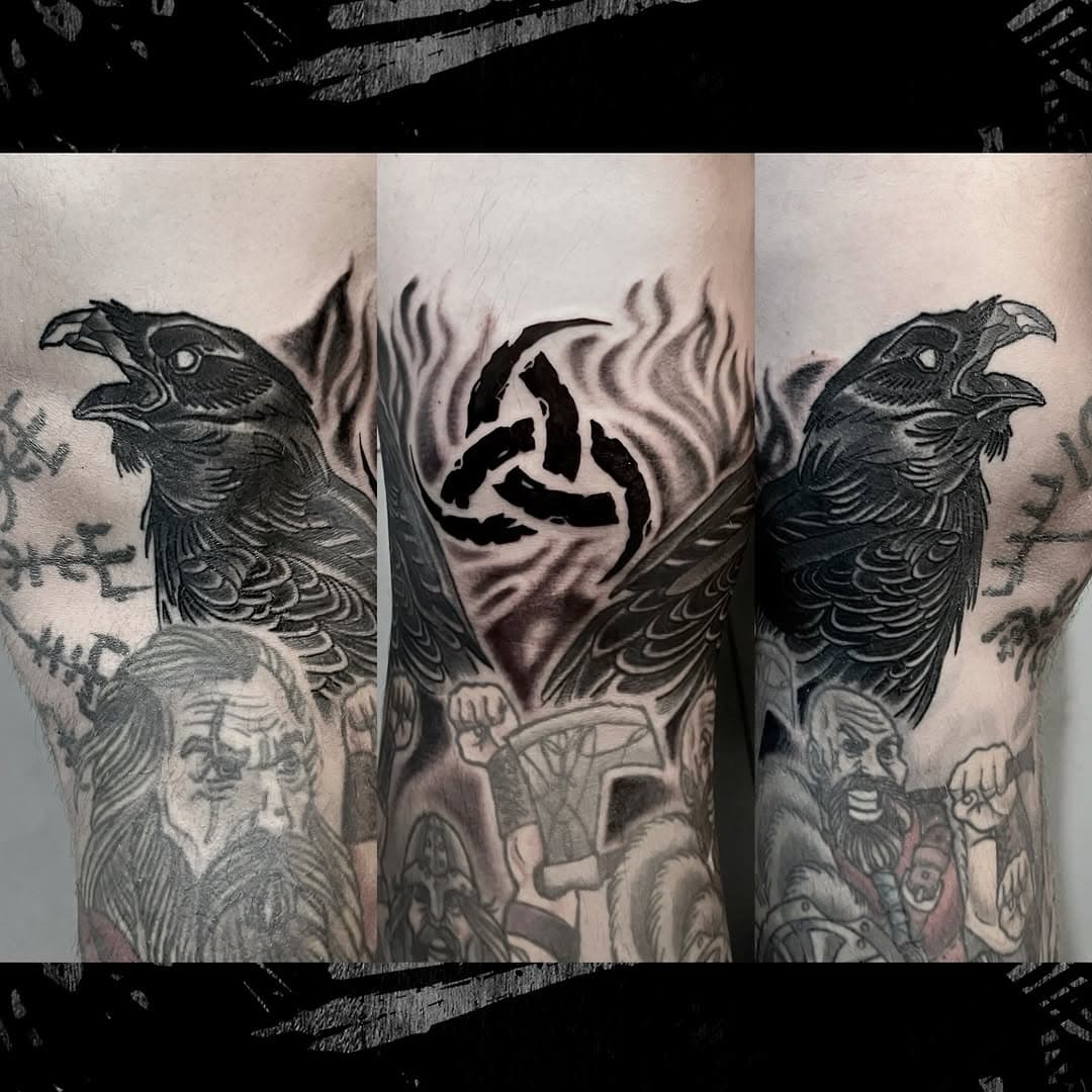 Filler na volta do joelho com temática viking! 🛡️ Os corvos de Odin nas laterais e o Chifre de Odin centralizado atrás do joelho, trazendo força e equilíbrio ao fechamento. 
Cada detalhe pensado para complementar a arte com harmonia e impacto! ⚔️

#TattooViking #ChifreDeOdin #CorvosDeOdin #TatuagemPretoECinza #EstiloViking #ArtePersonalizada #vikingtattoo #TatuadoresDeItatiba #odintattoo