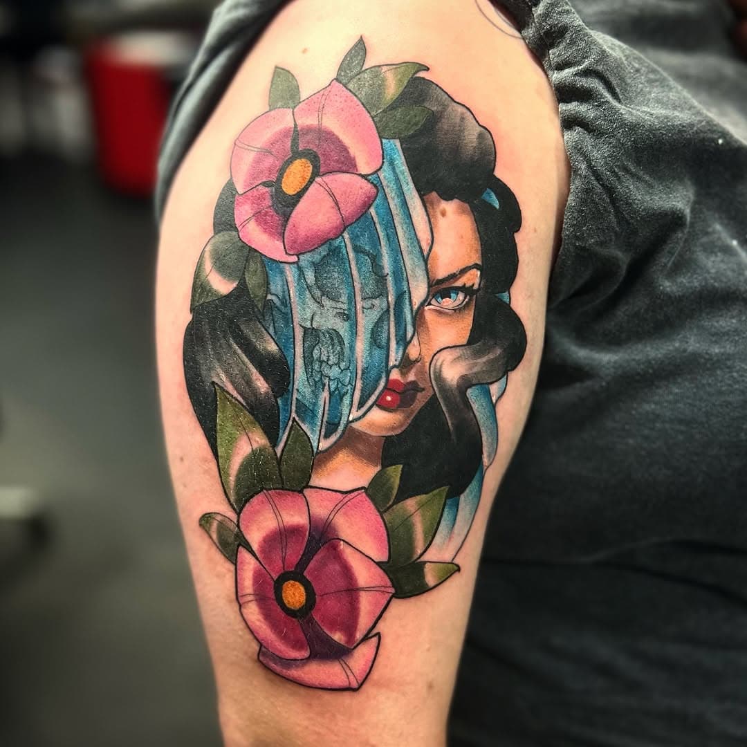 🌸💀 A mix of beauty and mystery in this neo trad piece! Loved working on this design that contrasts vibrant florals with haunting details. Thanks Ebony.
•
•
•
•
#tattoo#tattooart#neotraditionaltattoo #floraltattoo#hertfordshiretattoo#hertfordshiretattooartist