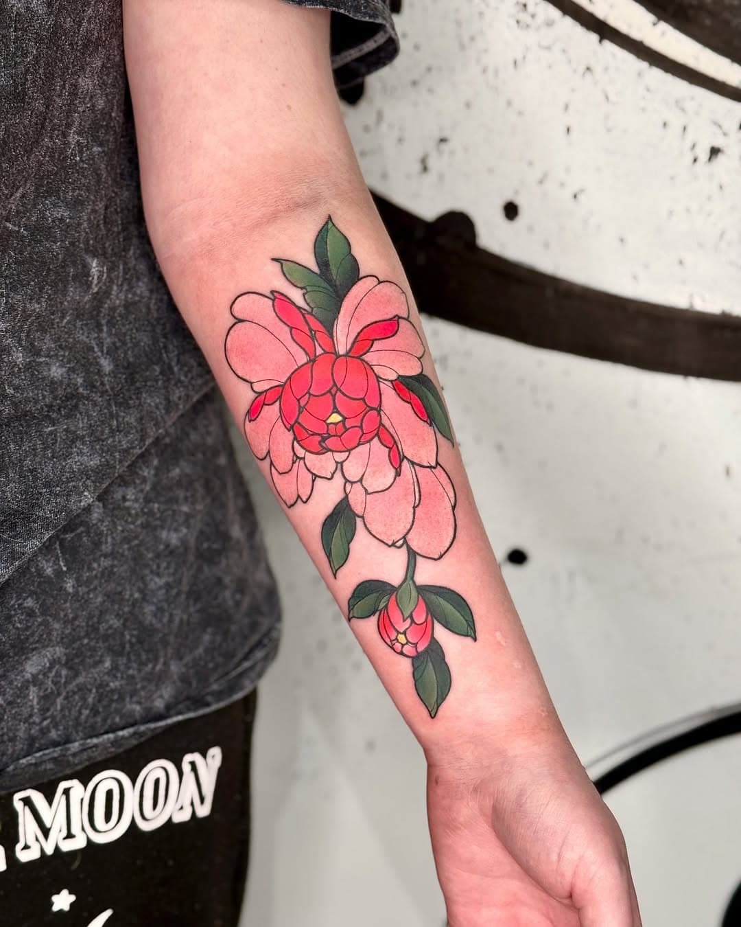 🌸 Pink peony forearm tattoo by @abiloveless #pinkpeonytattoo #peonytattoo #neotraditional #neotraditionalpeony