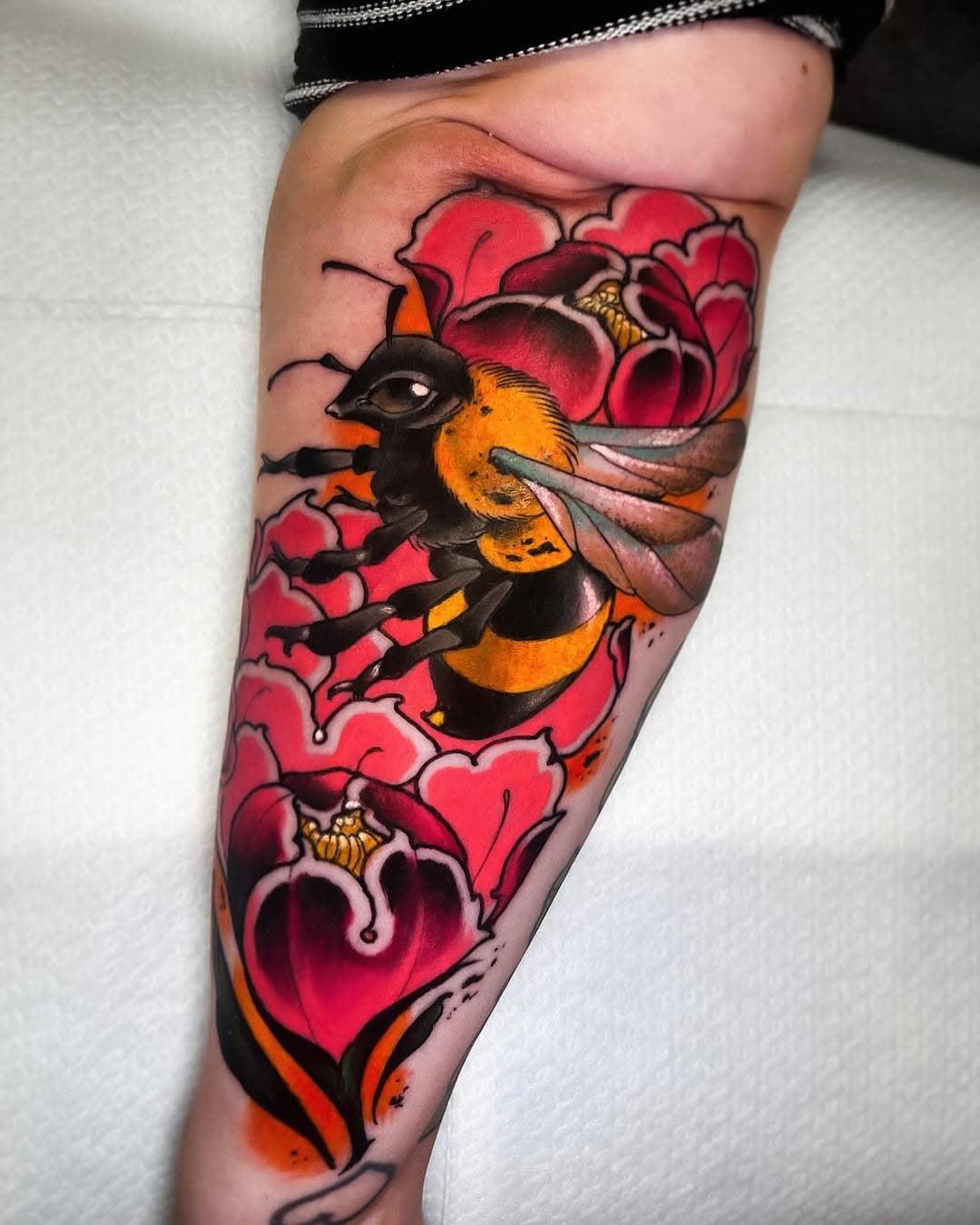 Todays fun bee tattoo! Thanks Bruni!Done @janssenjanssentattoo 

Email me for bookings: willemxsm@live.nl 
Sponsor: @silkcartridges

#beetattoo #neotraditionalbee #neotraditional #neotraditionaltattoos #neotraditionaleurope #neotraditionalholland #neotraditionalgermany #neotraditionalbelgium #neotradworld #neotraditionals #neotradart #tattoos #dutchtattoos #limburgtattoo #venlotattoo #eindhoventattoos #germanytattoo #neotradeu #ntgallery #neotraditionalworldwide #willemxsm