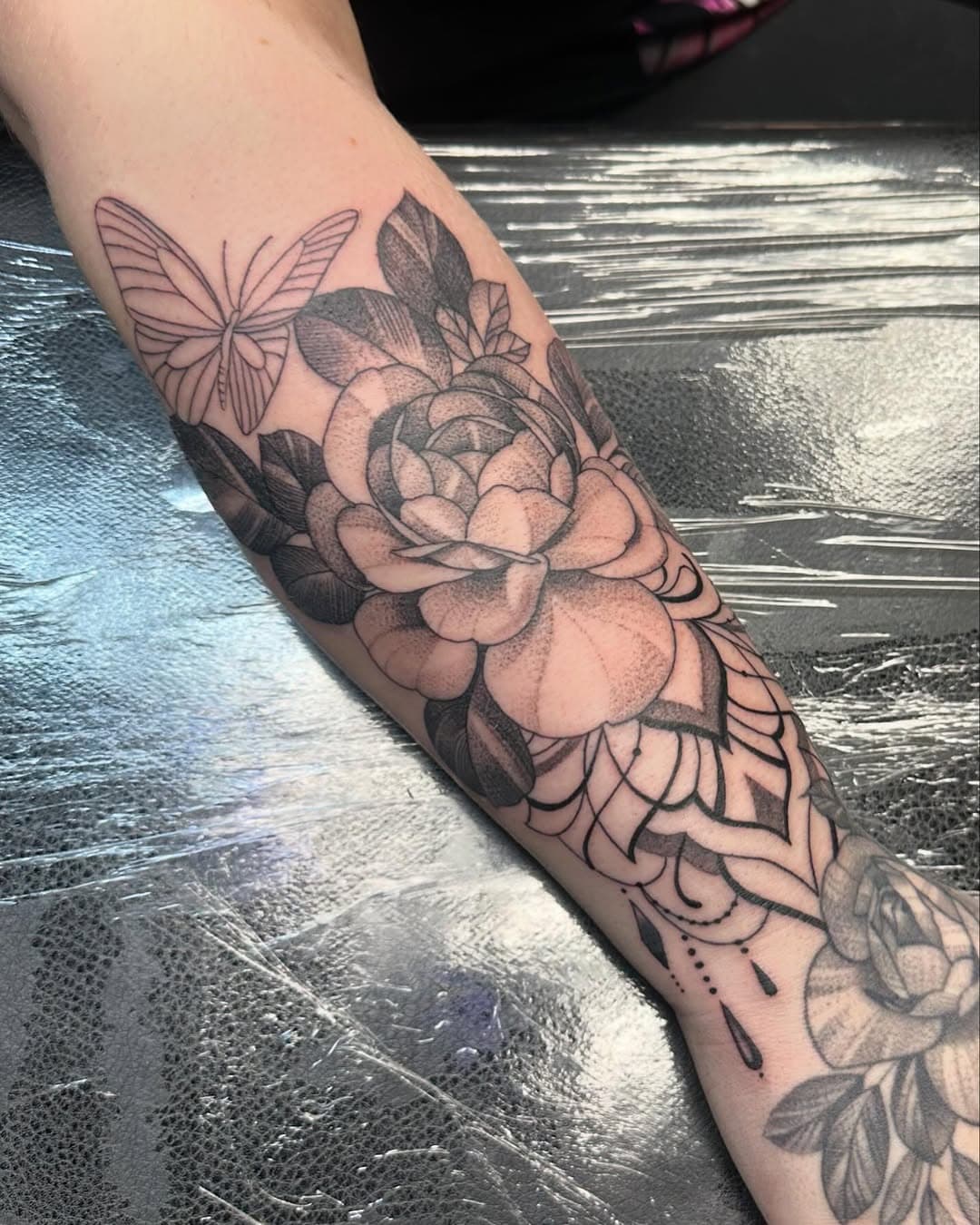 Still working on this black and grey floral and butterfly tattoo I made @depictiontattoos in Arlington. With @sacred_tattoo_ink
Dm me —booking now!
#BlackAndGreyTattoo
#StippleTattoo #DotWorkTattoo #FloralTattoo #ButterflyTattoo #ForearmTattoo #TattooArtistry #Detailed Tattoo
#ArlingtonTattoo #DepictionTattoo #TexasTattooArtist #AustinTattooArtist #TattooAustinTX
#AustinTexasTattoo
#NowBookingAustin
#AustinTattooAppointments
#BookYourTattoo #TattooTravelArtist
#AustinTattooConventions
#TattooCollector #InkedWomen
#BlackAndGreyFloral #ButterflyLoversTattoo #TattooCommunity