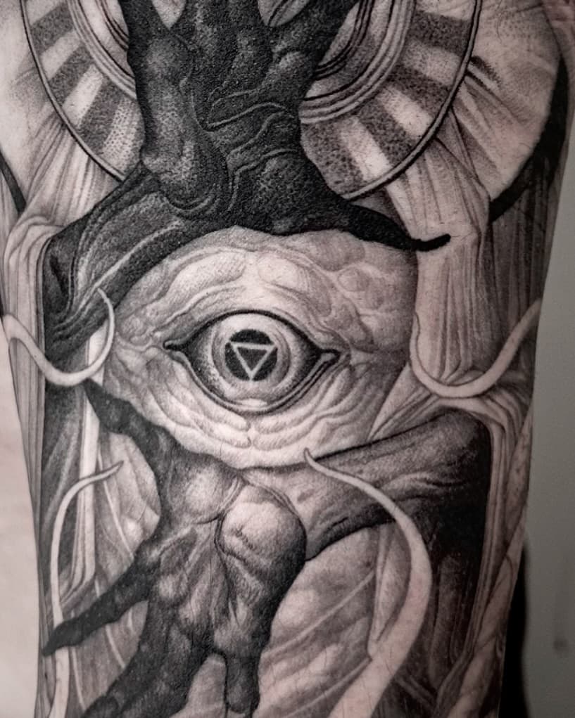 Another touch ov Horrific details…

Inspired by H.P. Lovecraft

Done at @amygdala_tattoo.temple 

#darkart #lovecraft #lovecrafttattoo #horror #horrortattoo #bioorganic #bioorganictattoo #biella #biellatattoo