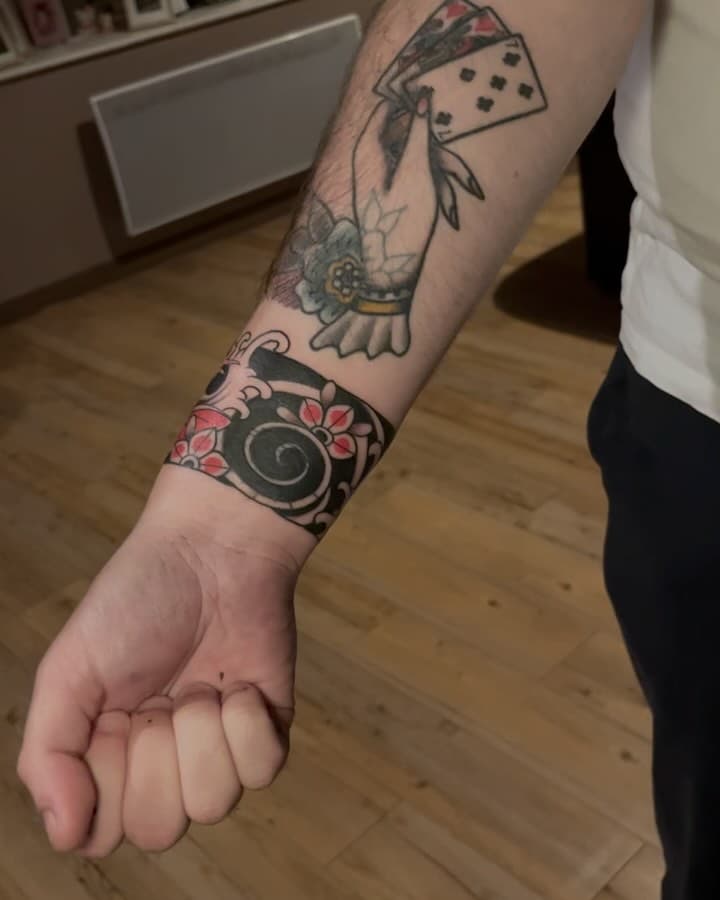 • Bracelet Japonais •

Tattoo réalisé par notre résident @onibi.tattoo 👹

Fond réalisé en free hand pour faire un cover ! ✍️

Hésitez pas à nous contacter par mail sur l’adresse de la boutique ou directement sur son adresse perso pour un projet !

onibi.tattoo@gmail.com 💌

Nous prenons les rendez-vous du Lundi au Samedi ! 🕓

#japanesetattoo #tattoo #besançon