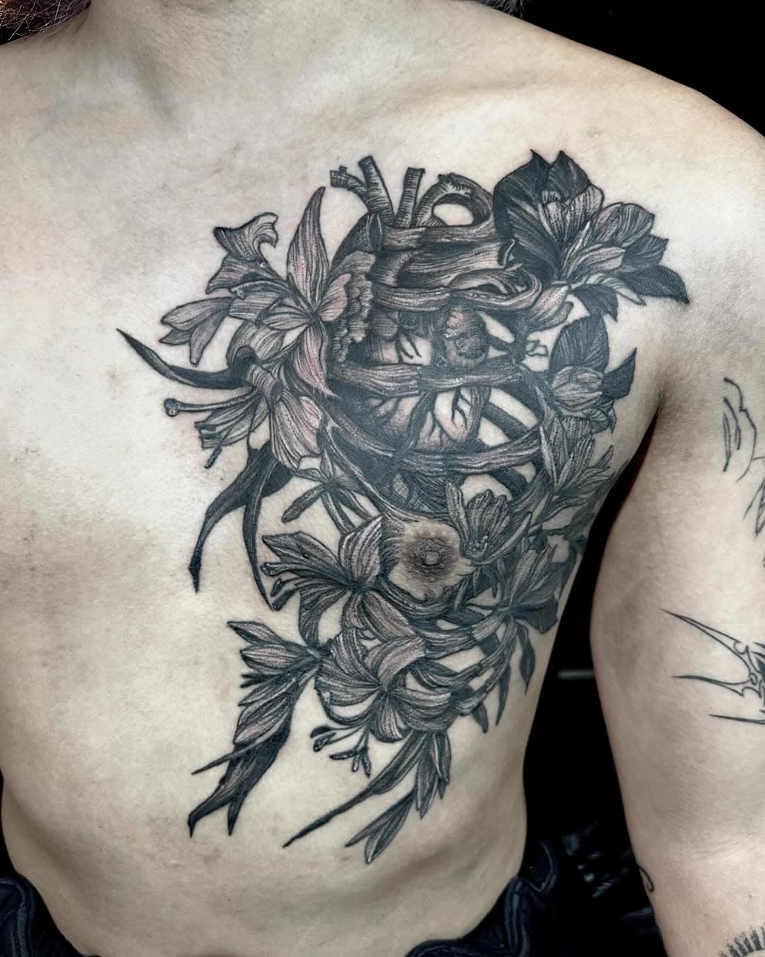 Anatomical Botanical Tattoo
Flowers choice : Lilies - Magnolias 
Big thanks to @bassyyyyx for your trust and the nice chat and overall sessions!🤘🏻
Part fresh - Part Healed 

#skeletal #ribcagetattoo #botanical #anatomicalheart  #anatomy #lilies #magnolia #inspiration #drawing  #flowers #floraltattoo #tattoo #tattooartist  #lineworktattoo #blackwork #blacktattoo #btattooing  #ornamentaltattoo #tattoolife #darkart  #artesobscurae #blackmetal #tätowierung #kwadron #berlin #berlintattooartist #tattooberlin #italiantattooartist  #apocalypsetattoo #saraiusotattoo