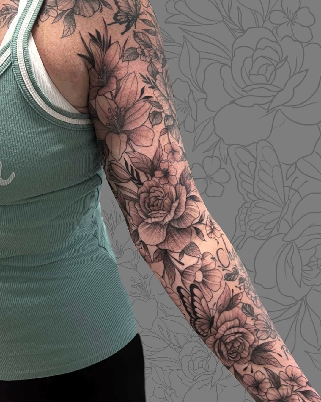 Fresh vs healed for Heather 🖤 

•
•
#floraltattoo #floralsleeve #sleevetattoo #michigantattooartist #detroittattooartist