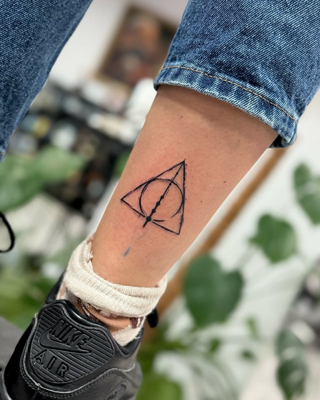 Deathly Hallows 🪄⚡️

Zapraszam do zapisów 📩 
@radziktattoo_studio 

#harrypottertattoo #deathlyhallows #tatuaż #gorlice