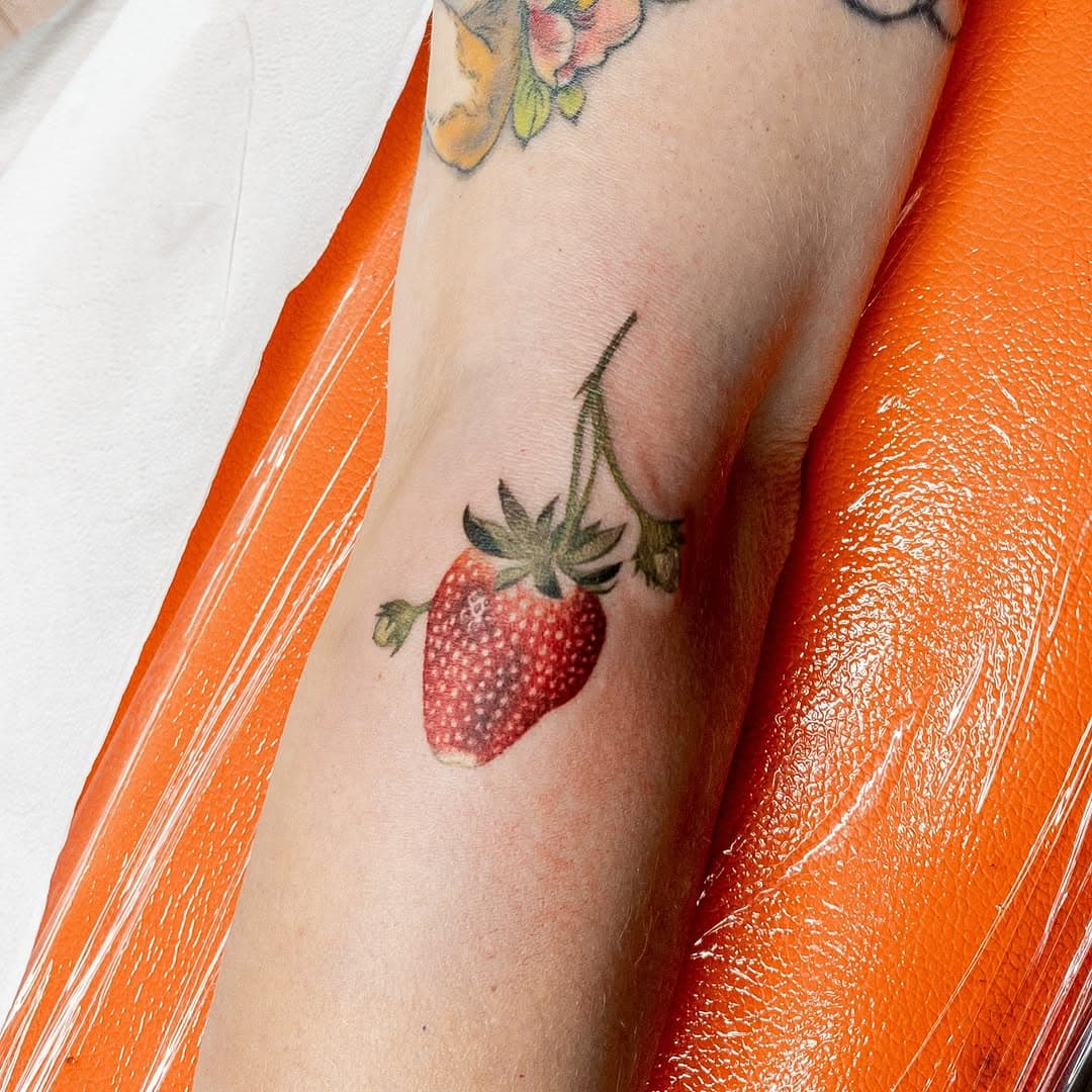 the 🍓 tat i dramatically forgot to post 🙈 done more than a year ago haha, if you ever wonder when i’ll post your tattoo picture… just check on me in 1-2 business years 🪿🪿🪿 (i’m very sorry…!)