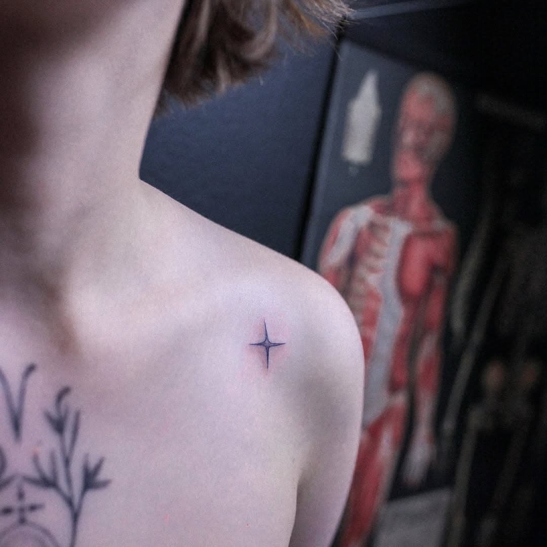 tiny teeny little star 💫 was made last year at a wonderful studio in Helsinki 🇫🇮 that i hugely recommend to visit (especially as a guest tattooartist if you’re one!) @nurjatattoo 🦇