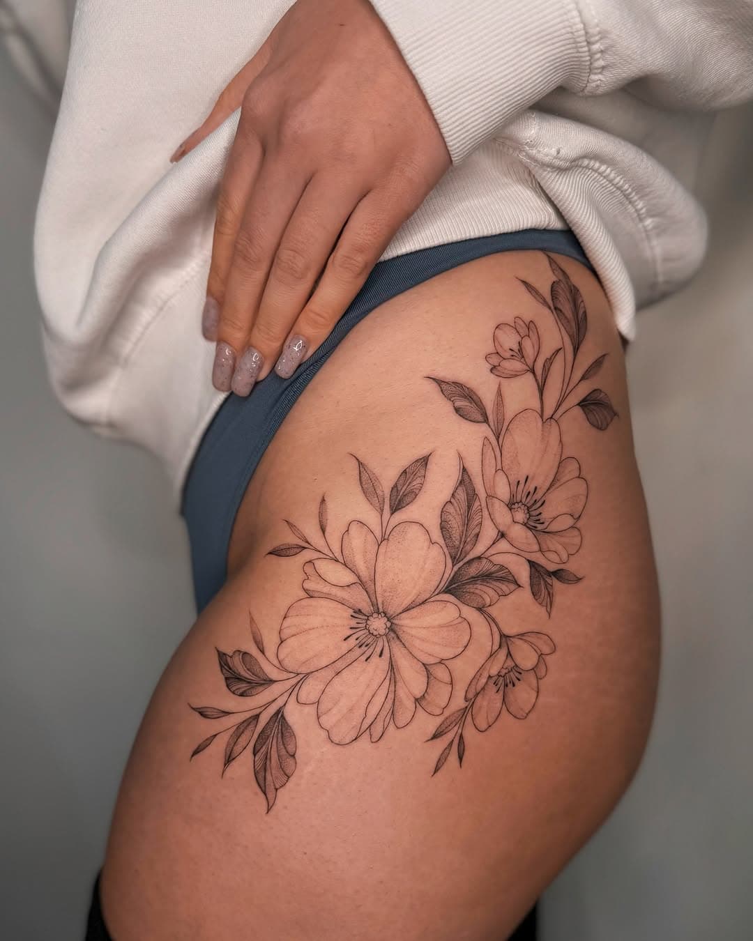 Kwiatowe biodro dla Sylwii 💐
_______________________________
@aeternum.inkart
Zajrzyjcie do ziomeczków ze studia:
@nicolka.ink
@minajewart
@komuda_tattoo 
@bluszczo.kwiatki.tatu 
@mysietatuaze 
.
#floraltattoo #fineline #finelinetattoo #finelineflowers #tatuażwarszawa #tatuazwarszawa #kobiecytatuaż #delikatnytatuaż #hiptattoo