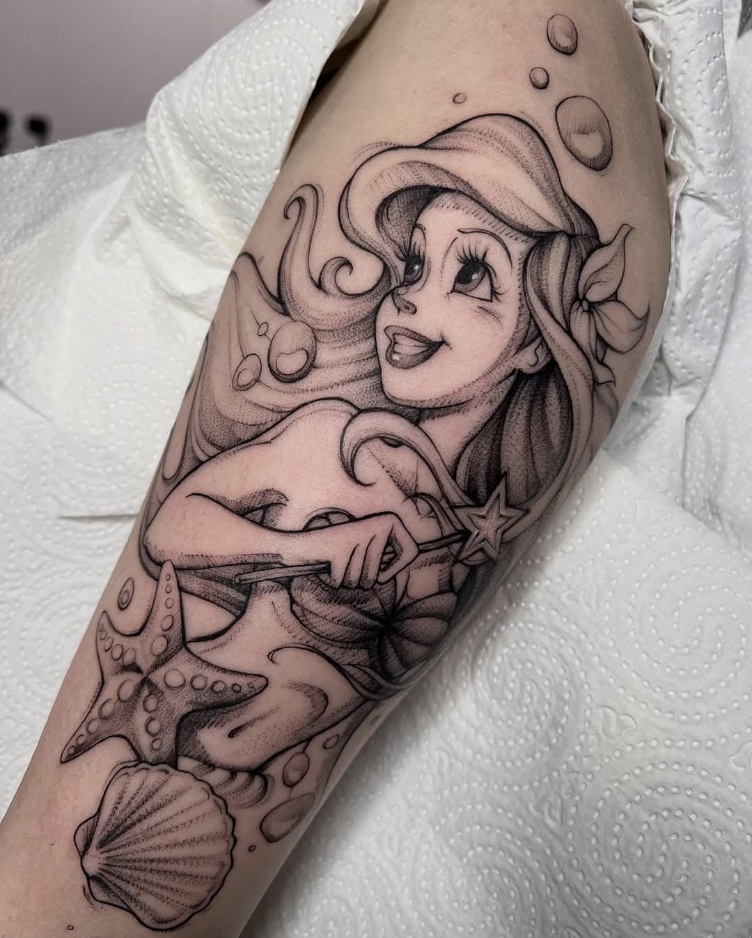 Szkicowa Arielka od @kowalicka.tattoo 🐚✨

🗓️ Kasia ma otwarte zapisy na luty i marzec 
📩 w sprawie terminu piszcie wiadomość bezpośrednio do niej 

#graphictattoo #tattoo #blacktattoo #sketchytattoo #ariel #mermaid #disneytattoo #disney #mylittlemermaid #zielonagora #poland #hipnertattoostudio