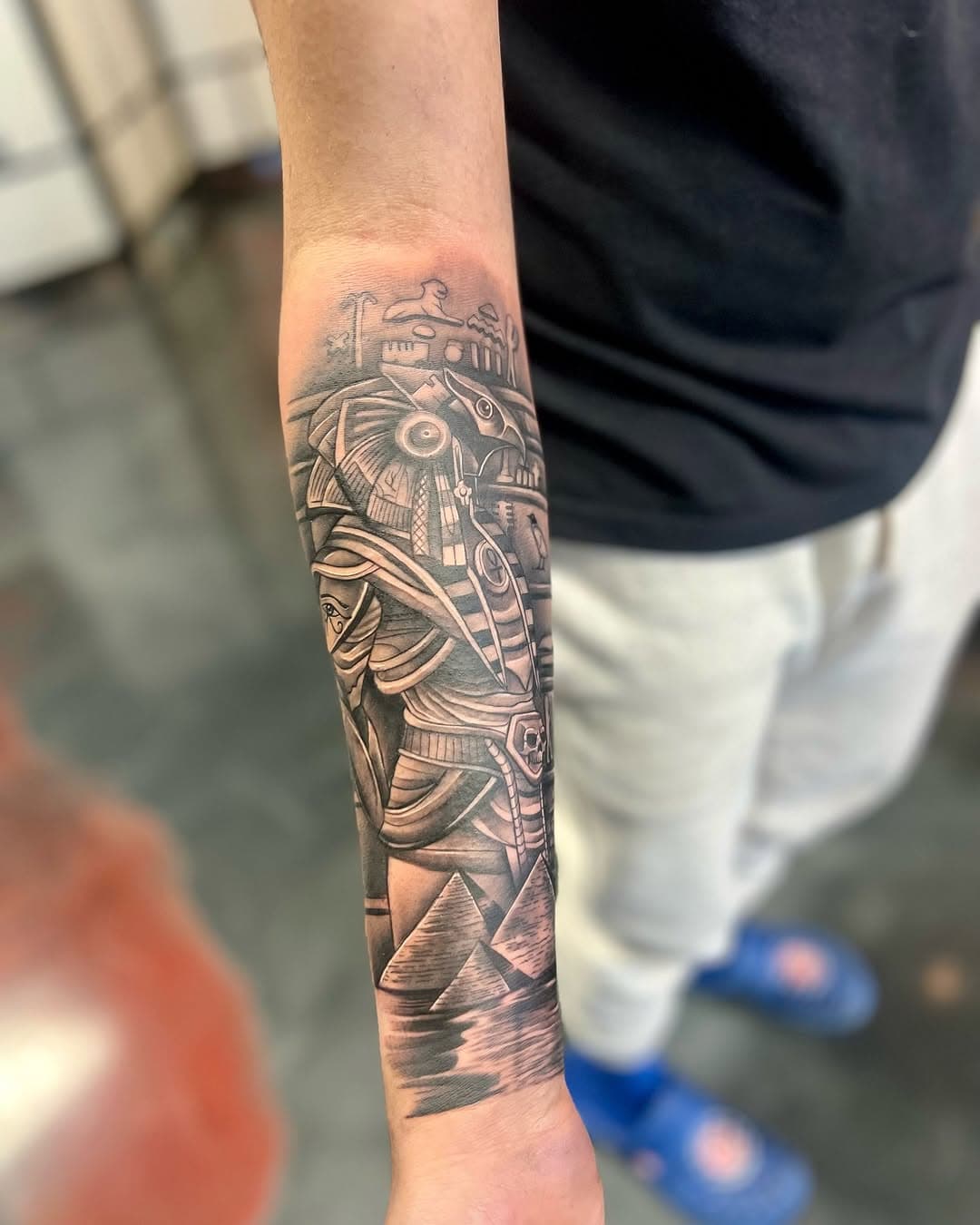 Pharaohs @diegoamtattoo 

#egyptian #pharaoh #pharaohtattoo #tatted #ink #forearmtattoo #pyramids #tattooartist #blackandgrey #artist #art #villaparkillinois #chicago #wizardofink