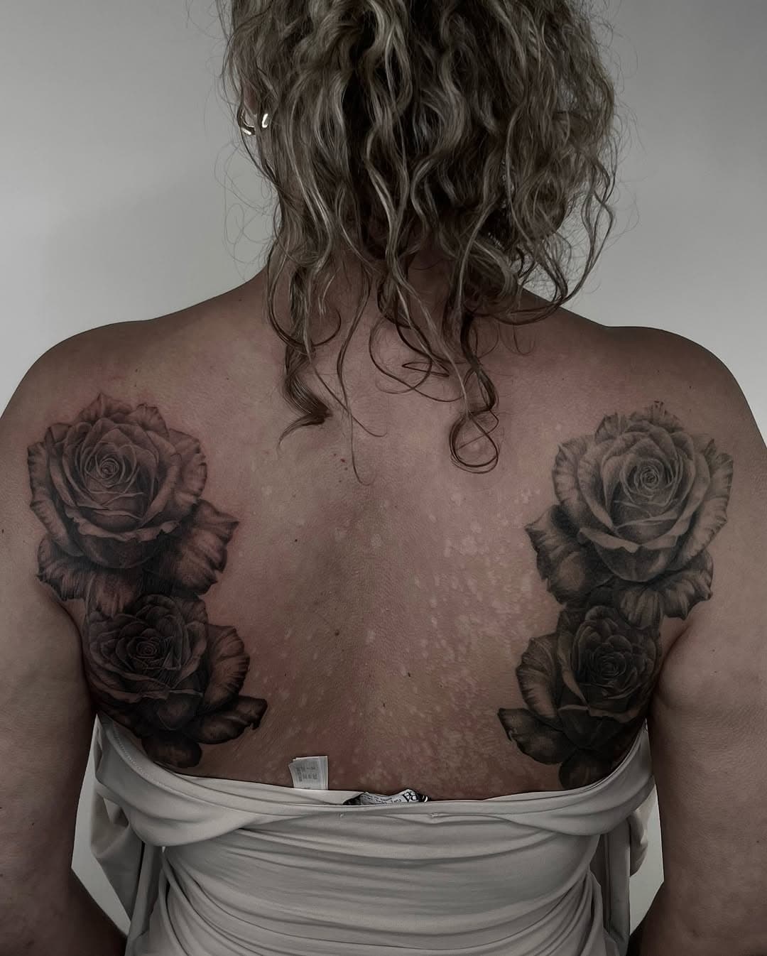 Fresh and healed Roses
Building a pretty back piece 🚧 

Still got a few dates left this feb and booking for March/April! DM to enquire about your next tattoo:) 

#tattoos #tattooartist #londontattooartist #lomdon #londonlife #tattooed #backtattoo #rosetattoo #femininetattoo #roses #finelinetattooartist #finelineblackandgrey #blackandgreytattoo