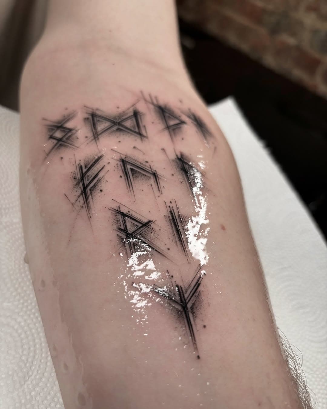 Dzisiaj macie runy 😊 lubię ten motyw ❤️
.
.
#runes #runestattoo #runy #nordic #nordictattoo #viking #vikings #vikingtattoo #letteringtattoo #writingtattoo #blacktattooart #blacktattoo #sketch #sketchtattoo #tattoosketch #smalltattoo #delicatetattoo #katowice #katowicetattoo #katowicetatuaz #kato #graphictattoo #art #arttattoo #tatt #tattoos #tattooist #tattoo #tattoostyle #tattooer