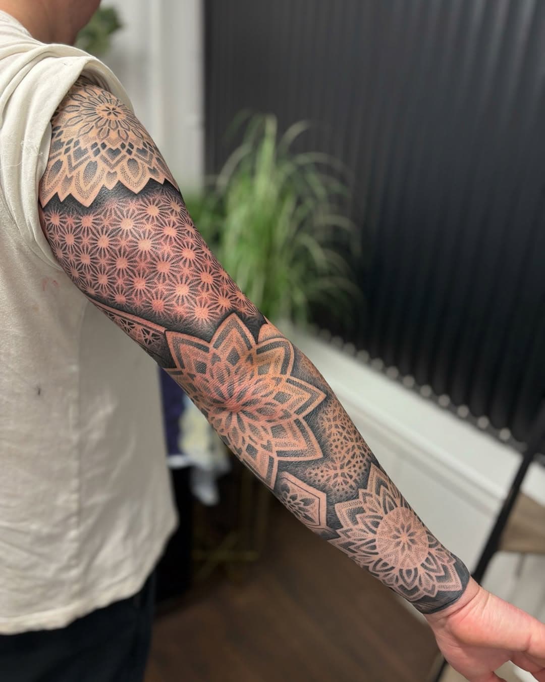 Finished sleeve 😇 thanks for looking 🙏🏽 

Booking MAR APR MAY 💘 
@chantadornments #Broadstairs #Kent

#dotwork #dotworkers #blackinkonly #blackandgrey #dotworktattoo #dotbydot #butterluxe_uk ##vegantattoo #vegantattoostudio #sacredgeometry #sacredgeometrytattoos #geometrictattoo #omggeometry #s8tattoo #rotaryworks #pointillism #sleeve #sleevetattoo