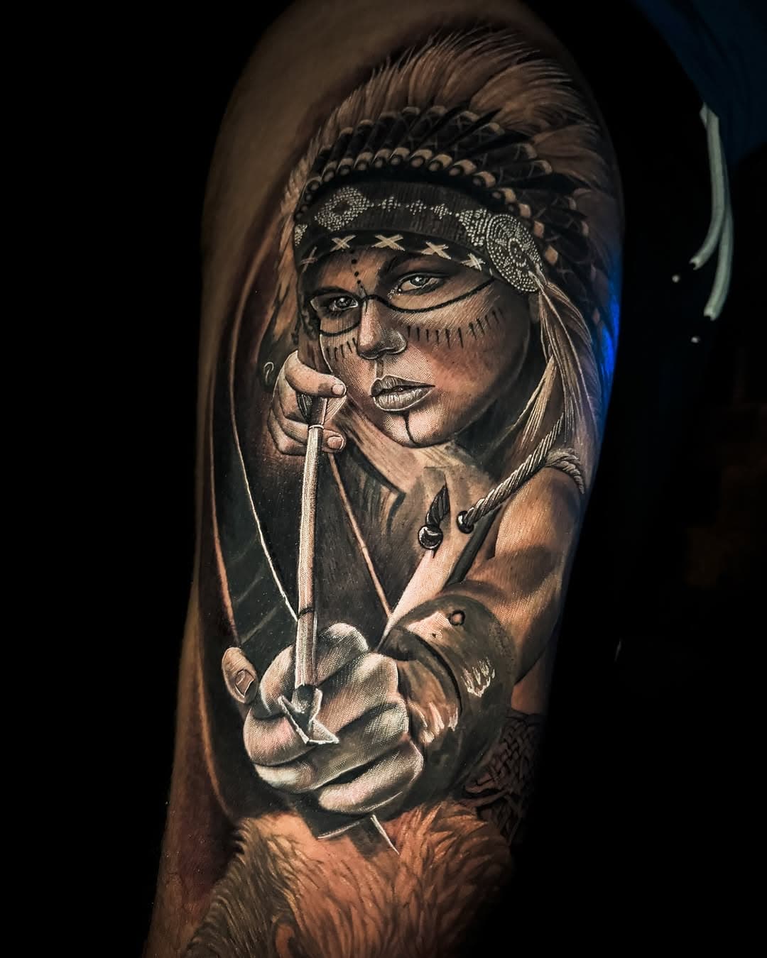 Arte e força representadas em cada detalhe! 🏹✨ Uma tatuagem cheia de personalidade, destacando a conexão com a cultura e a intensidade do olhar. Mais um trabalho concluído com dedicação e paixão! O que acharam? 💉🔥