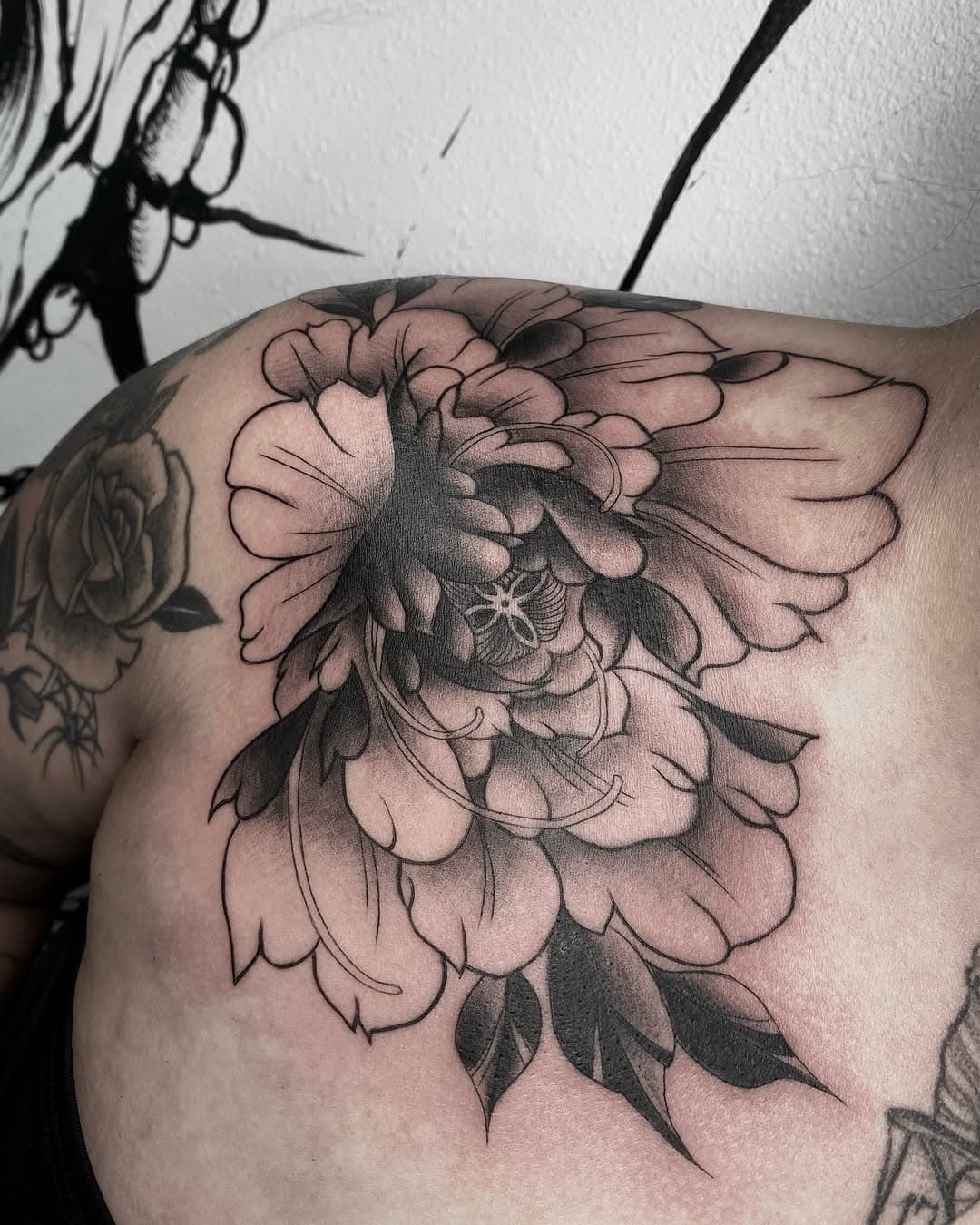 Floral chest piece I did a little ago!
DM to book your next tattoo!🗡️
•
☆
•
☆
•
☆
•
☆
•
☆
•
☆
•
☆
•
☆
•
#rotteninkk #tattoo #tattooartist #femaletattooartist #womentattooartists #tattooideas #finelinetattoos #tattooshop #riversidetattoo #blackink #stippletattoo #tattooflash #morenovalley #fyp #explore 
#tattoostudio #inlandempire #flowertattoo