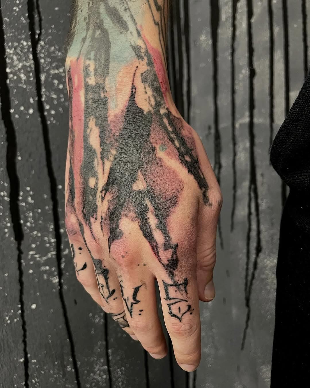 I can’t get enough of this full sleeve 🥹🫶🏼 thanks a lot Gilly! Love how the pink shows up on u mate, suits u very well 👯‍♀️ Looking forward to see u again! 
Some the upper brush strokes are healed and settled since 1 year (the lettering on the fingers is not mine) 
I’m in Asia right now, but besides some hours of difference, all my agenda and projects are running as usual (perks of being a workaholic and loving my job) I’m currently booking mid March, April and May always at home missed home @das.kabinett ⛓️❤️‍🔥 Also I will be guesting at the amazing @tattoo.hysteria.amsterdam from the 17th to the 20th April. And in @baddecisions.tattooclub in my beloved Hamburg in April too, need to confirm dates though! 
Much love from the tropical paradise, send u strength to all the ones resisting bravely winter 🥹💖 
.
.
.
.
.
.
.
.
.
.
.
.
.
.
.
.
.
.
.
.
.
.
.
.
.
#handtattoo #abstracttattoo #brushstroketattoo #moderntattoo #contemporarytattoo #freehandtattoo #darktattoo #darkartists