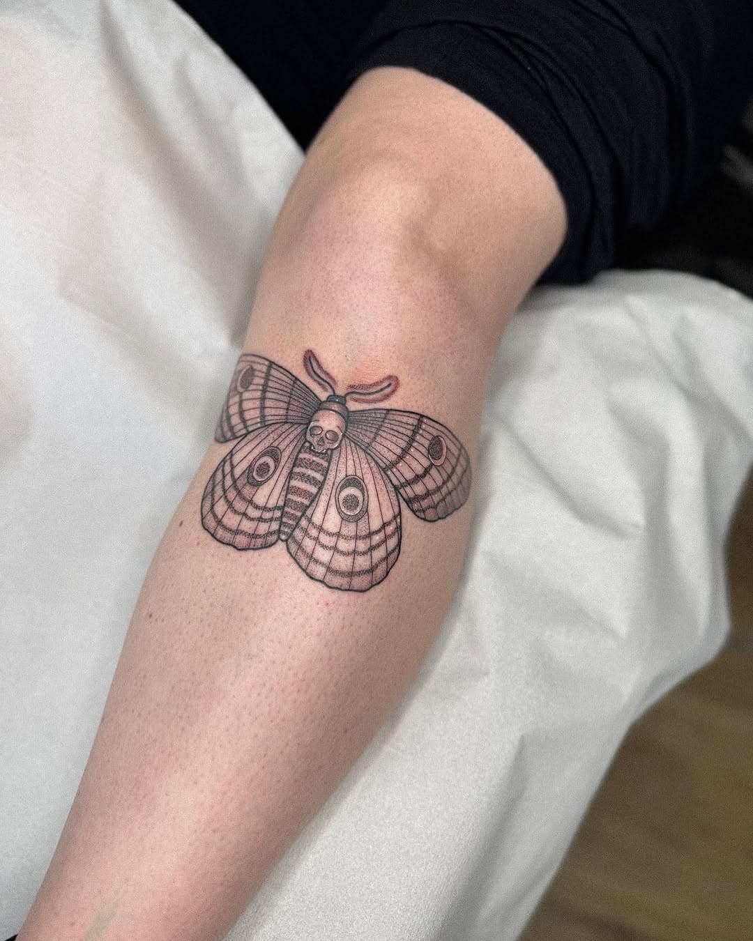 Thank you Bekka, can’t wait to tattoo you again in a few months 🥰
.
.
Sponsored by -

🤍 @lonelysundaytattoocare 
🤍 @getink.app 
.
.
Tattooed using -

🤍 @butterluxe_uk 
🤍 @tattooeverythingsupplies
🤍 @starrtattoosupplies 
🤍 @hornetarttattoosupply