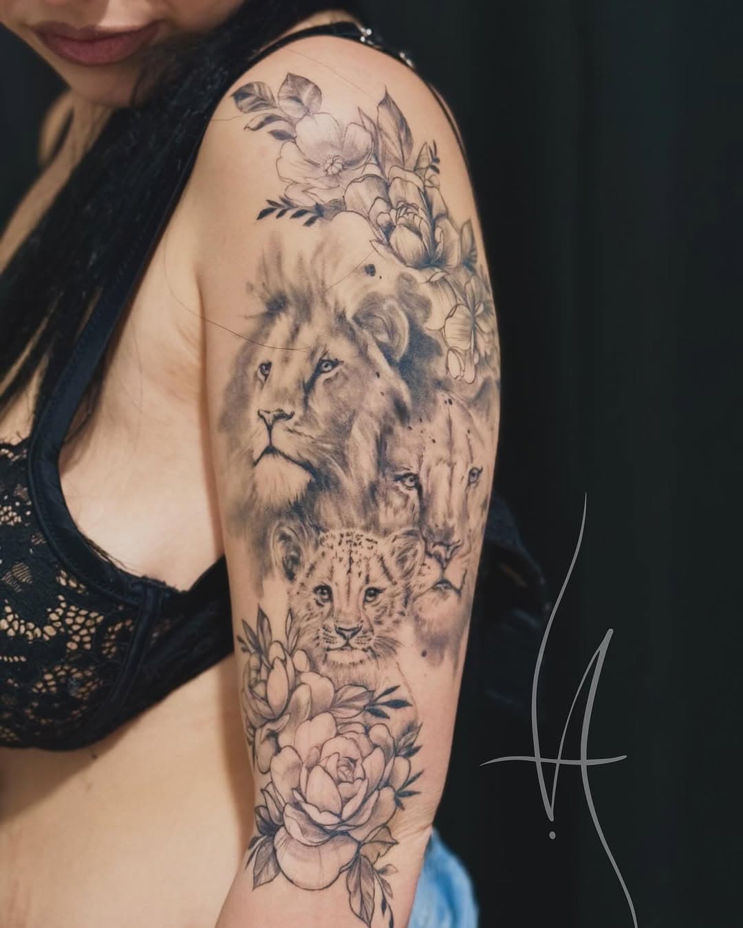 #tattoo#lionsfamily#mixedstyle#eatercoloursgrayandfineline#femaletattoo#girltattoo#armtattoogirl#totallyhealeded
.
.
.
Artist: Natascia Nigro 
@sknworksuk 
@fluidtattoomachine 
@pantheraink 
@appletattoolab