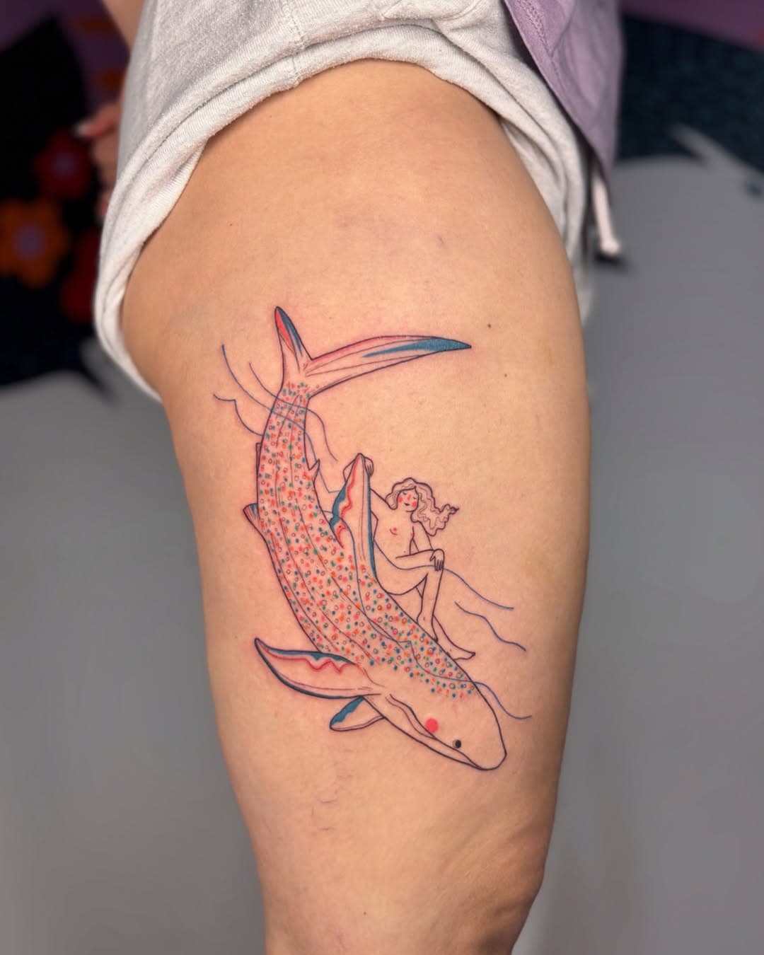 Rekin wielorybi którego zamarzyła sobie Ola, a ja kocham takie morskie motywy, więc z tej wspólnej inicjatywy powstał piękny wzór 🫶 
.
.
#tattoo #seatattoo #sharktattoo #lineworktattoo