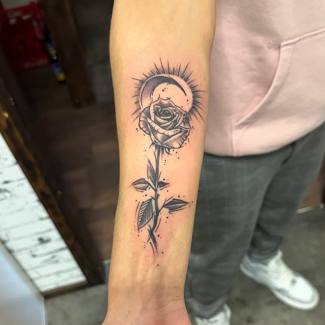 #greyinktattoososnabrueck #rosetattoo #rosentattoo #abstrakttattoo #scratchstyletattoo