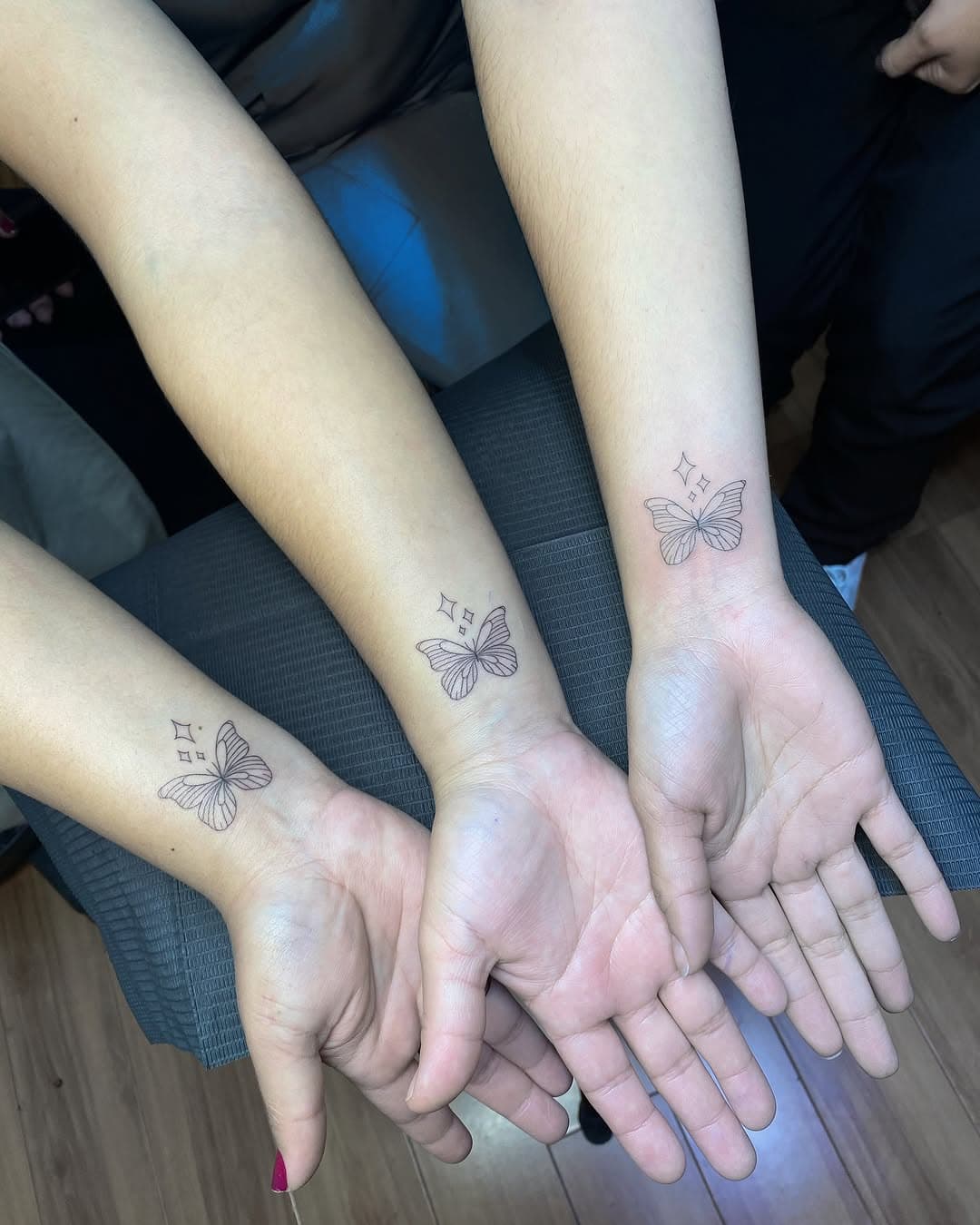 Ya sea un pequeño símbolo, una frase o un diseño único, un tatuaje con tus mejores amigas siempre es una experiencia muy especial 🫶 📍CDMX-Metrobús Reforma
.
.
.
#tatuajes #tatuajesmexico #tatuajescdmx #cdmx #cdmx #cdmx #cdmxtattoo #tatuajesmujeres #tatuajeslineafina
#tatuadoracdmx
#reformacdmx #sanrafaelcdmx #coloniasanrafael
#angeldelaindependencia #tatuadorasmexicanas
#estudiotatuajes #narvarte #coloniadelvalle
#metrobuscdmx
#chilangos #sanpedrodelospinos #auditorionacional