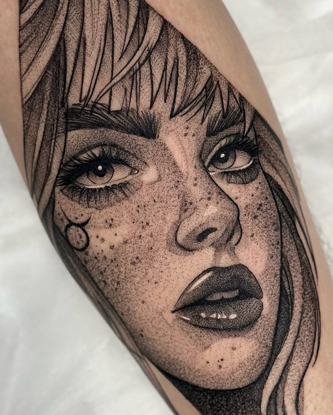 Babeczka od @hipner.magdalena ✨

🗓️ W lutym Magda zaczyna zapisy na czerwiec, lipiec i sierpień 
📩 zapisy bezpośrednio na jej profilu

#graphictattoo #illustrativetattoo #tattoo #blacktattoo #tatuaż #portrait #womanportrait #portraittattoo #peppershading #poland #hipner