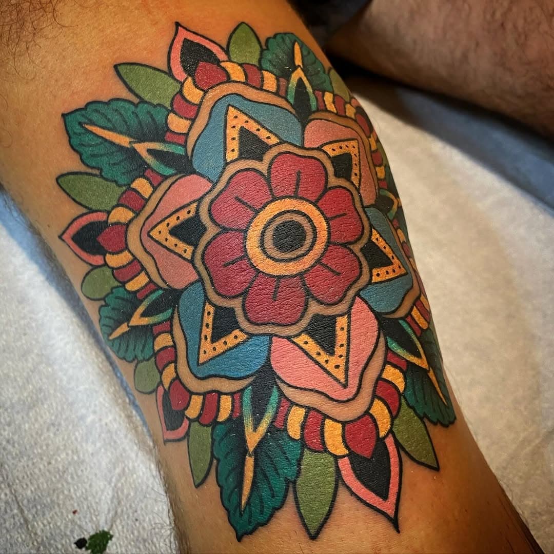 Knee cap mandala 

#kneetattoo #kneecaptattoo #mandala #mandalatattoo #flowertattoo