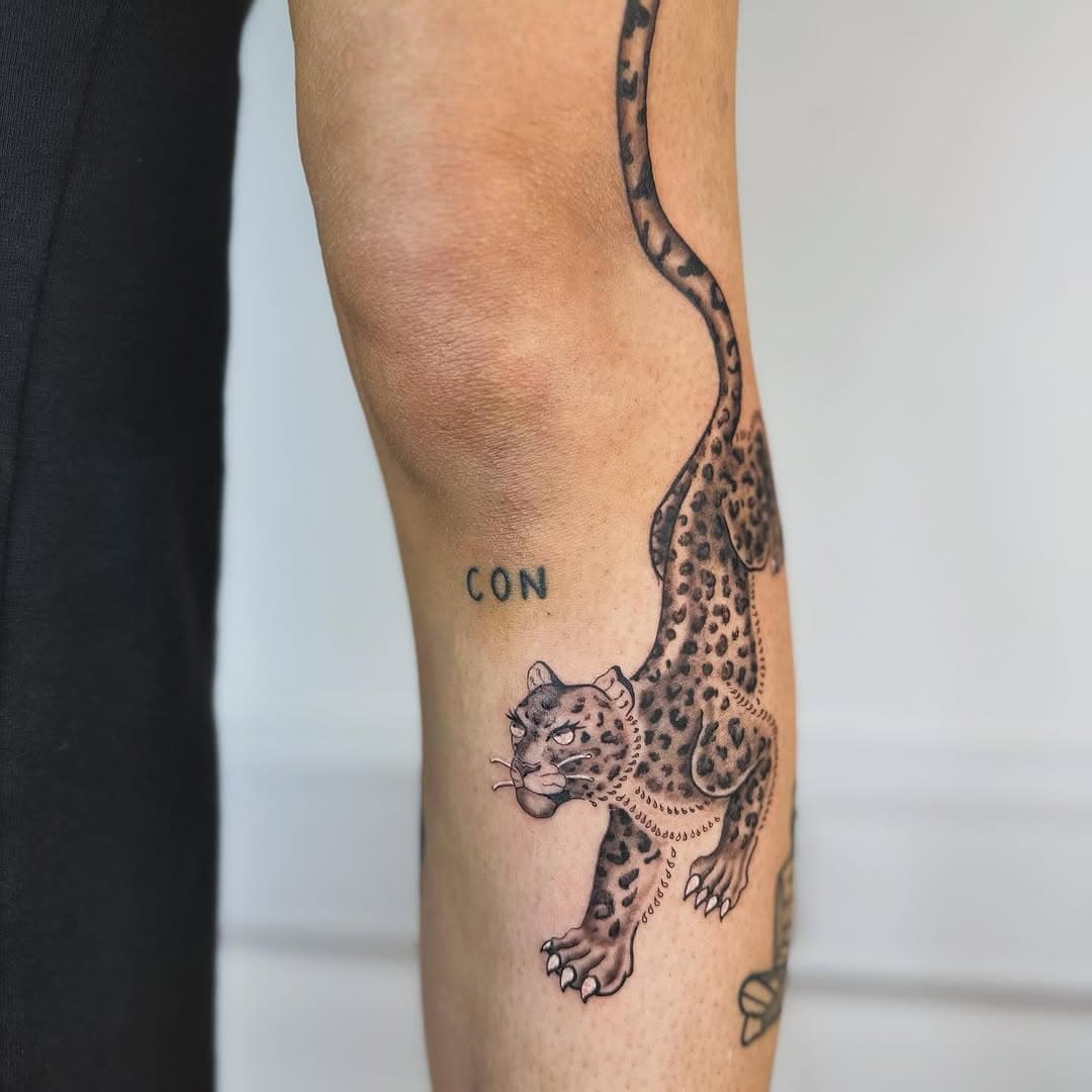 A leopard for Anna, to swipe to see the video >

@soteria_studios 

#londontattoo #tattooartist #tattooist #tattoostyle #bigcattattoo #bigcat #tattoosforgirls #girlswithtattoos