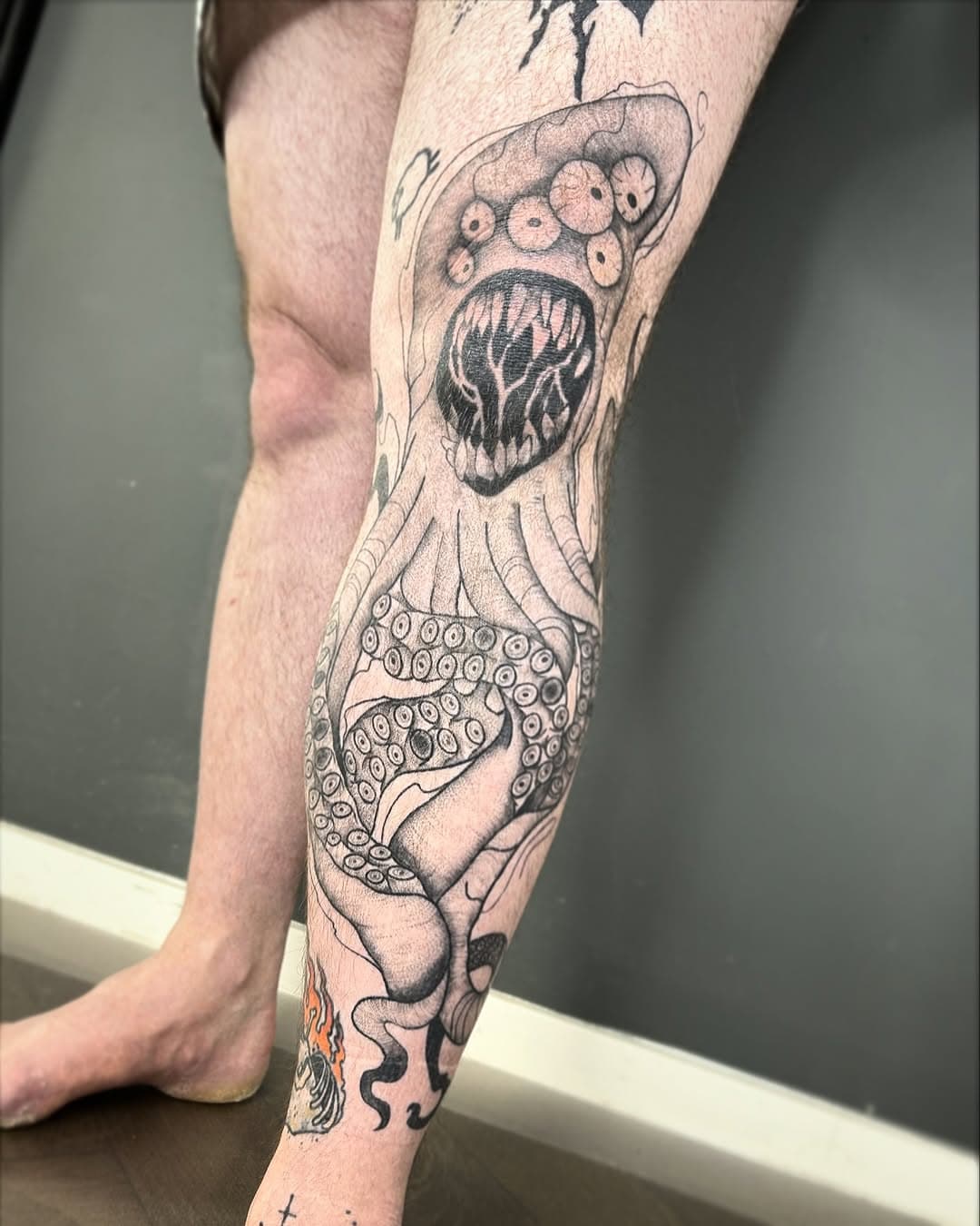 Ein Jahr alt 🫶🏻

#tattoo #tattoos #tattooed #tattooart #tattooideas #blackwork #blackworkers #darkart #monster #monstertattoo #kraken #krakentattoo #octopus #octopustattoo #blackngrey #blackngreytattoo #blackngreytattoos #munich #munichtattoo #munichtattooartist #blackhearttattoo