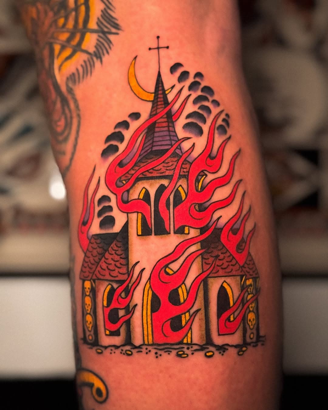 Evergreen for the riffmachine guy @riffing_oblio 
Thanks buddy 🦇 

Should we burn other churches??

#tattoo #burningchurch #deathmetal #metal #blackmetal #tatuaggi #traditionaltattoo