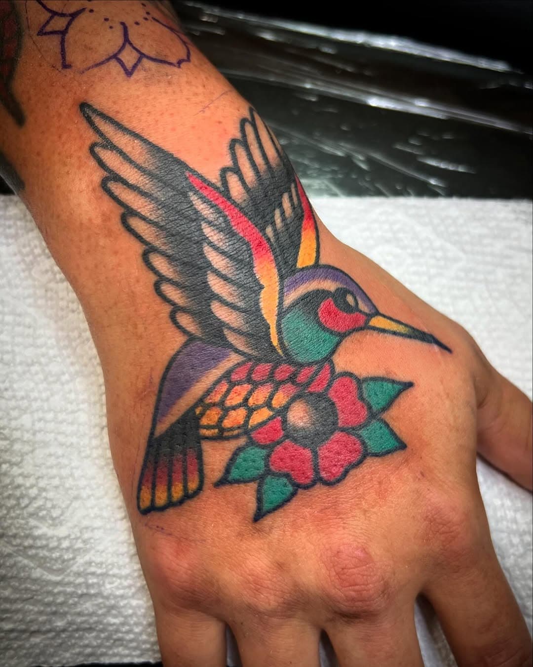 Hummingbird memorial hand jam for my homie @kalecardona 🙏🙏

#tattoo#traditionaltattoo#hummingbird#jacksonvilletattoos