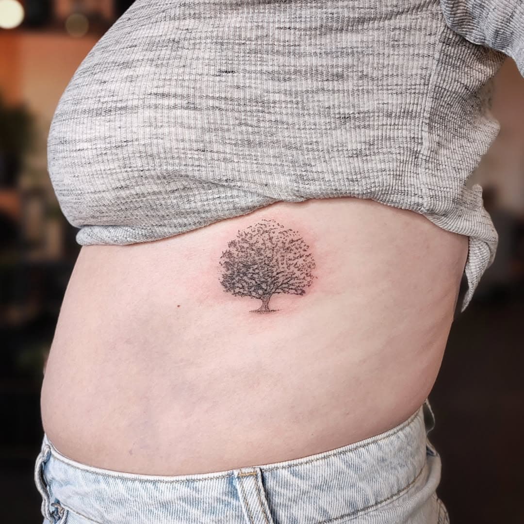 Cute fluffy tree for Emma - while ribs are generally a tricky placement for any tattoo, I'm particularly happy with the textures on this one, so thank you Emma for doing so well. I got to play with wild dots again. 🌳

#treetattoo #naturetattoo #FernandFossilStudio #fernandfossiltattoo #botanicaltattoo #ribstattoo #dotworktattoo #newtattoos #NewcastleTattooStudio #NewcastleTattoos #InkLife #inkideas #DelicateTattoos #safespacetattooing #booksopen #blkttt #tattoolife #inklusive #tattooideas