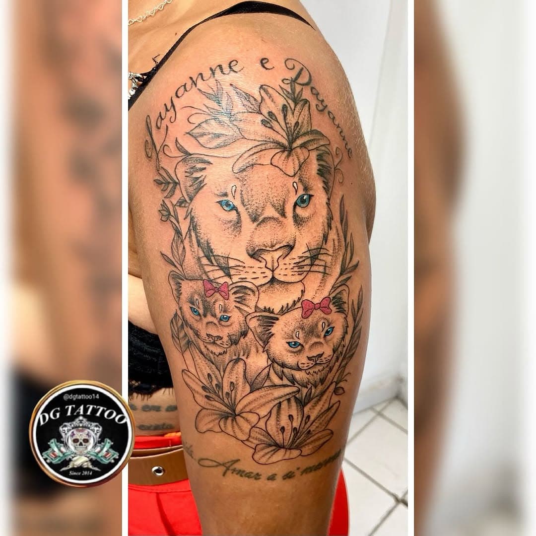 Tattoo leoa com filhotes braço feminino 
Studio: @dgtattoo14 
Maceió-AL  Centro
Aceitamos cartões de crédito, débito e pix