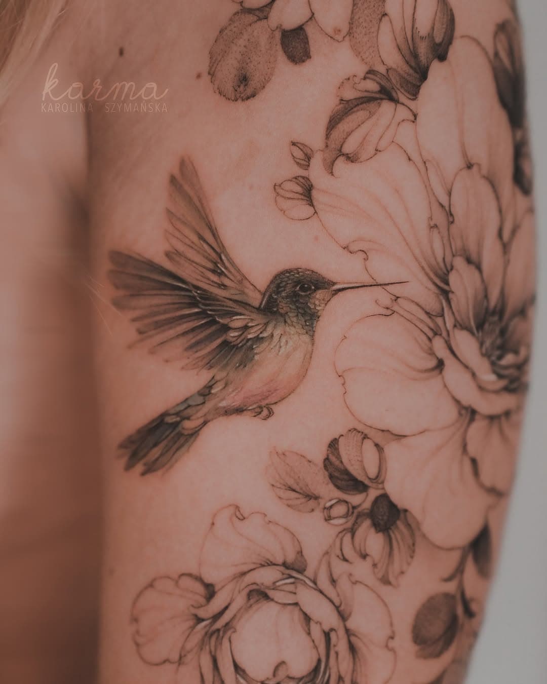 Cute little hummingbird among flowers for Kinga 🌸 thank you for visiting me again! Gonna show you a wider angle of it soon ✨ 
.
#hummingbirdtattoo #colibri #finelinetattoo #radtattoos #inkedmag #tttism #tattooideas #armtattoo #polandtattoos