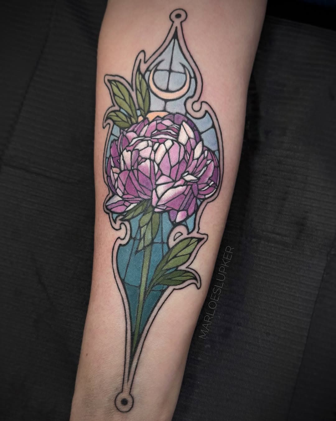 It was so much fun to create this set of glass peonies for these lovely sisters! 👯‍♀️ Love! 💕 #sisters #sistertattoo #sisterhood #sisterlove #familytattoos #stainedglasstattoo #glasstattoo #peonyrosetattoo #tattooart #tattooartist #twintattoo #marloeslupker #amsterdamtattoo #colourtattoos #cutetattoos