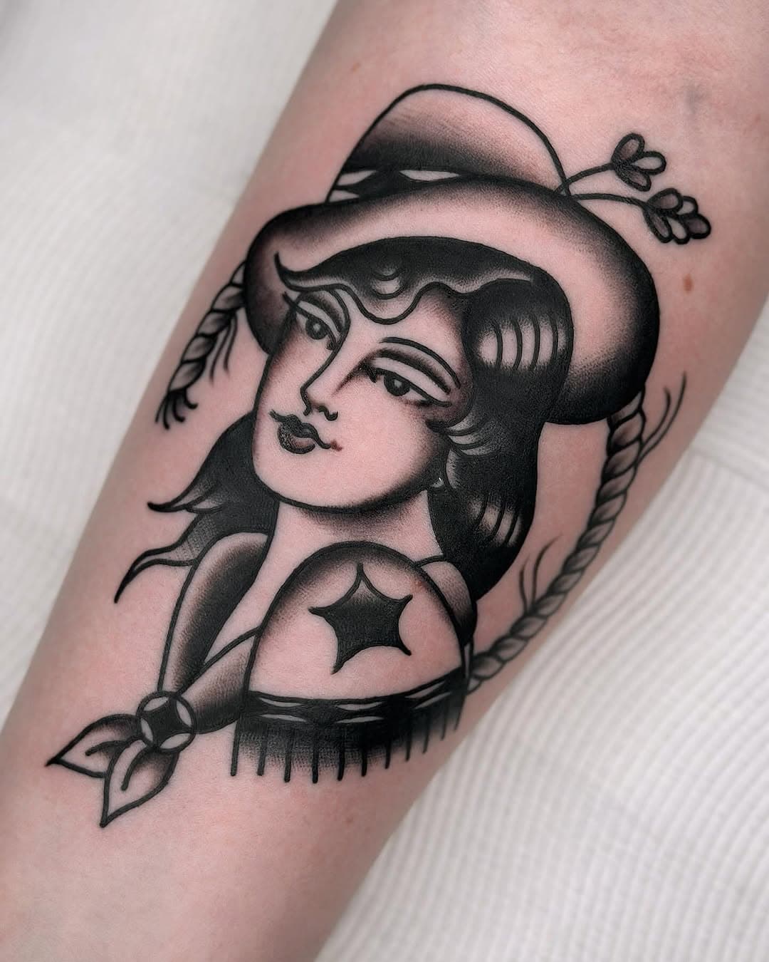 🖤🖤🖤 

I loved making this piece. Would really love to do more girls heads and girls with animals this year ☺️🖤🖤🖤 

Made at the wonderful @thegrandillusiontattoo 🖤 

🖤🖤🖤🖤🖤🖤🖤🖤🖤🖤🖤🖤🖤🖤

#cowgirl #cowgirltattoo #cowgirls #melbournetattooer #blackandgreytattoo