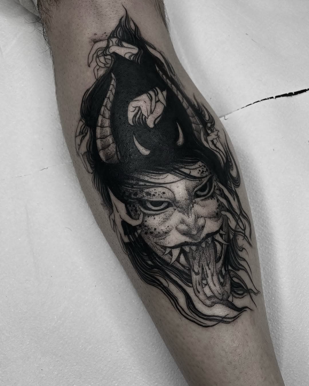 Un diseño que tenia desde hace mucho y que ha sido un lujo poder hacerlo! Gracias 
Tatuando en @meatshoptattoo 
#blackwork #demon #btattooing #blacktattoo #anime #animetattoo #demons #