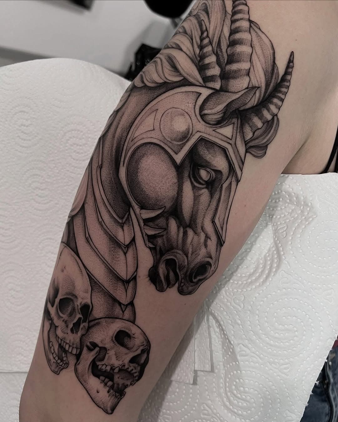 Mroczny koń od @kowalicka.tattoo 🐴

📩 zapisy do Kasi otwarte, piszcie bezpośrednio do niej 
🗓️ wolne miejsca na luty i marzec 

#graphictattoo #tattoo #blacktattoo #horse #horsetattoo #skull #skulktattoo #darktattoo #tatuaż #poland #zielonagora