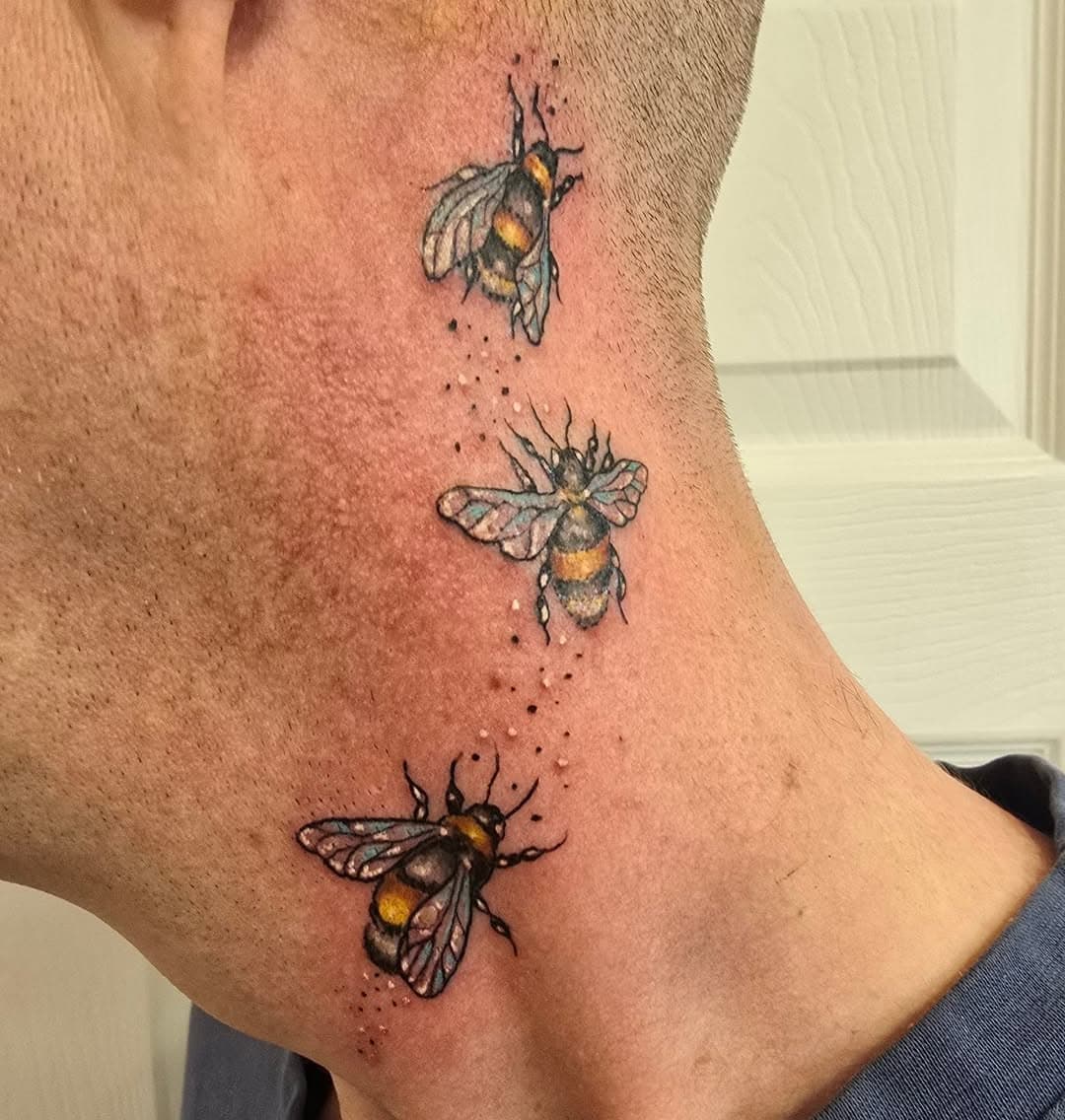 These bees were a right pain in the neck! 🤣  @flash.hart.tattoo.studio ##kenttattooist @uniqueink.custom.tattoo #essextattooist