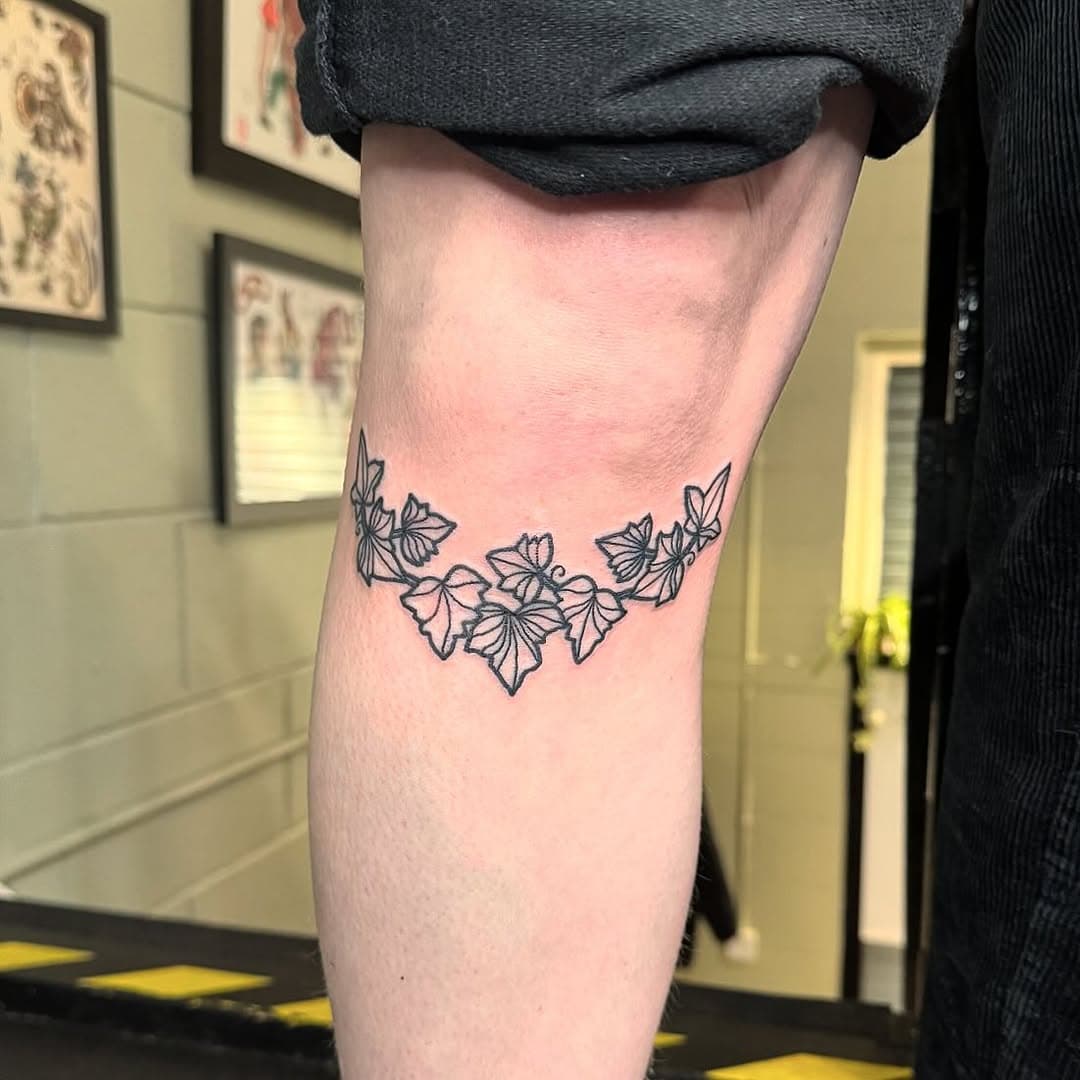 Ivy knee for lovely Frankie - thanks so much!
Done at @untoldtattoo 🍃

#scotlandtattooartist #glasgowtattooartist #untoldtattoo #glasgowtattoo #lineworktattoo #scottishtattooartist #blackworktattoo #underkneetattoo #kneetattoo