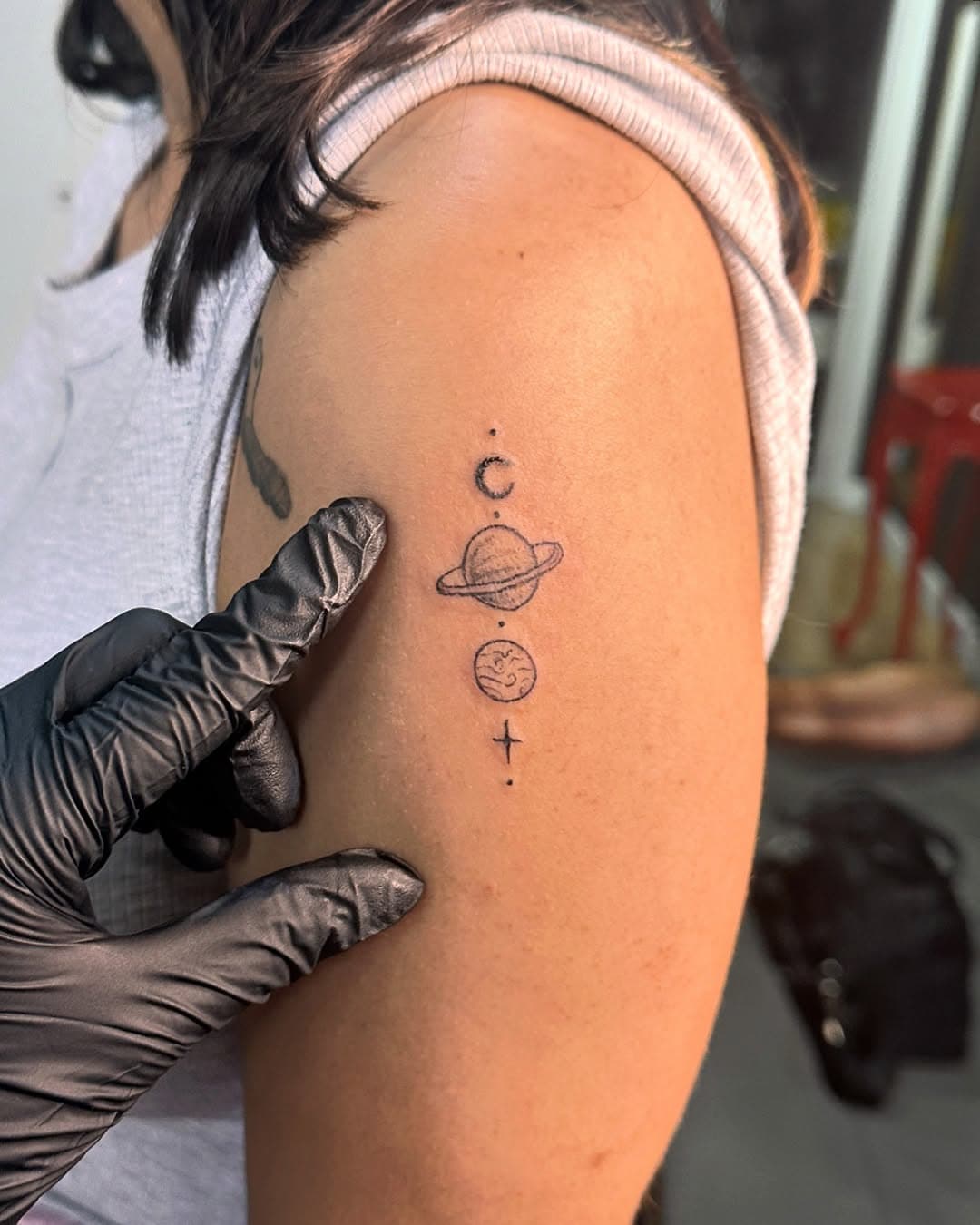 I’m just a girl que adora fazer tatuagens em fineline e minimalistas mas quase não posta por aqui porque acha que vai ficar repetitivo, então segue um dump de algumas tattoos pequenas e de linhas finas q eu adorei fazer (e tem algumas coisas aleatórias no meio kk)