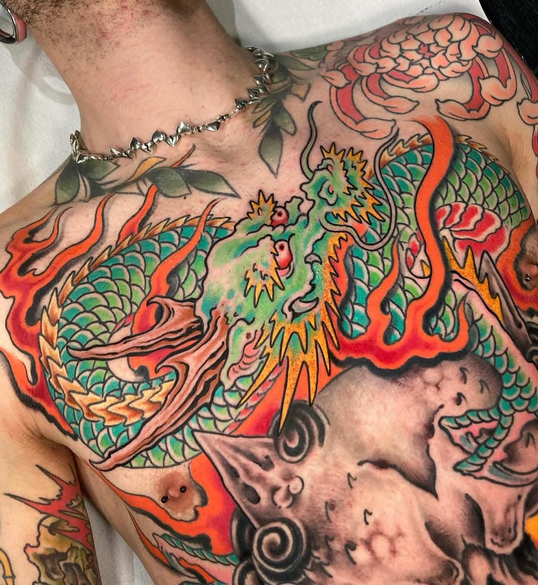 Partes frescas y partes curadas de la última sesión de este torso.
Pronto subo fotos de todo curado y asentado! Si quieres empezar un proyecto grande, hablamos cuando quieras 😀 #tattoo #traditionaltattoo #japanesetattoo #bodysuit #dragon #dragontattoo #madridtattoo @cobratattoo_madrid