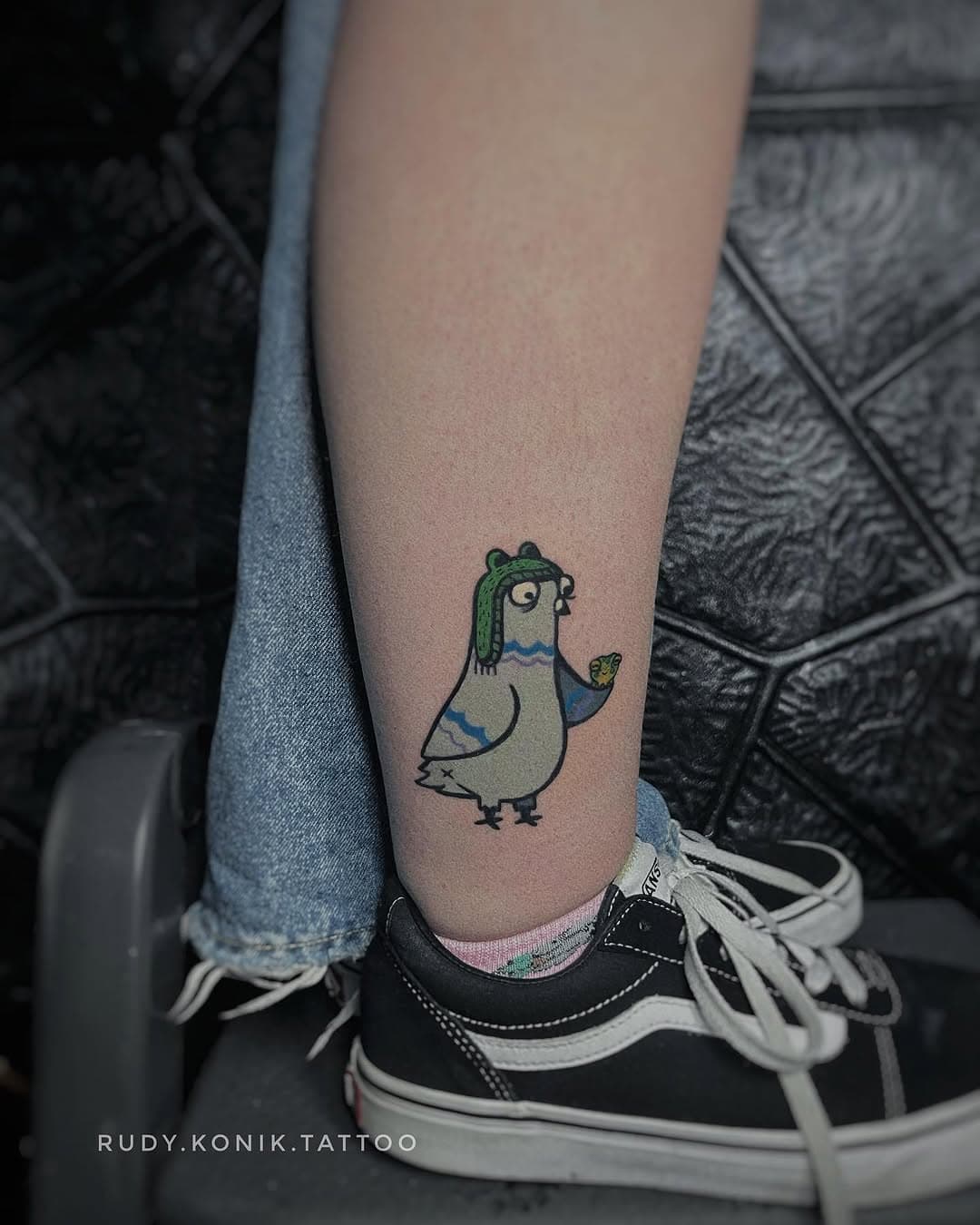 Z takim małym żabkiem 🐸
#tattoo #newschooltattoo #ignorantstyletattoo #illustrationtattoo #pigeon #pigeontattoo #frog #krakow #cracow #cracowtattoo