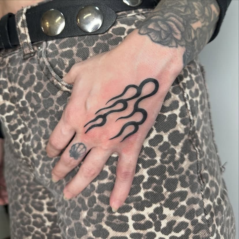 Freehand Fun Flame for Lisa, thanks so much for the opportunity 🧚‍♀️

Text me and let’s do yours! 
@meatshoptattoo 

#freehand #flame #tattoo #hand #handtattoo #jobstopper #barcelonatattoo #hamburgtattoo #londontattoo